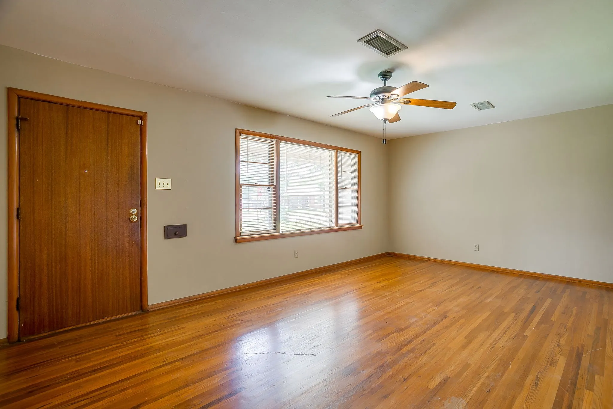 Single Family Residence For Sale in Tarrant County , 601 Perry Drive, White Settlement, Texas 76108, 3 Bedroom, 2 Bathroom, 2 Garage spaces, 1,411 Sqft, built in 1956, mls#21295211, Real Estate Agent in White Settlement, Homes For Sale in Tarrant county, Homes For Sale in White Settlement, Realtor in White Settlement Texas, Real Estate Brokerage Independent Realty Texas, Luminita Cordes Realtor