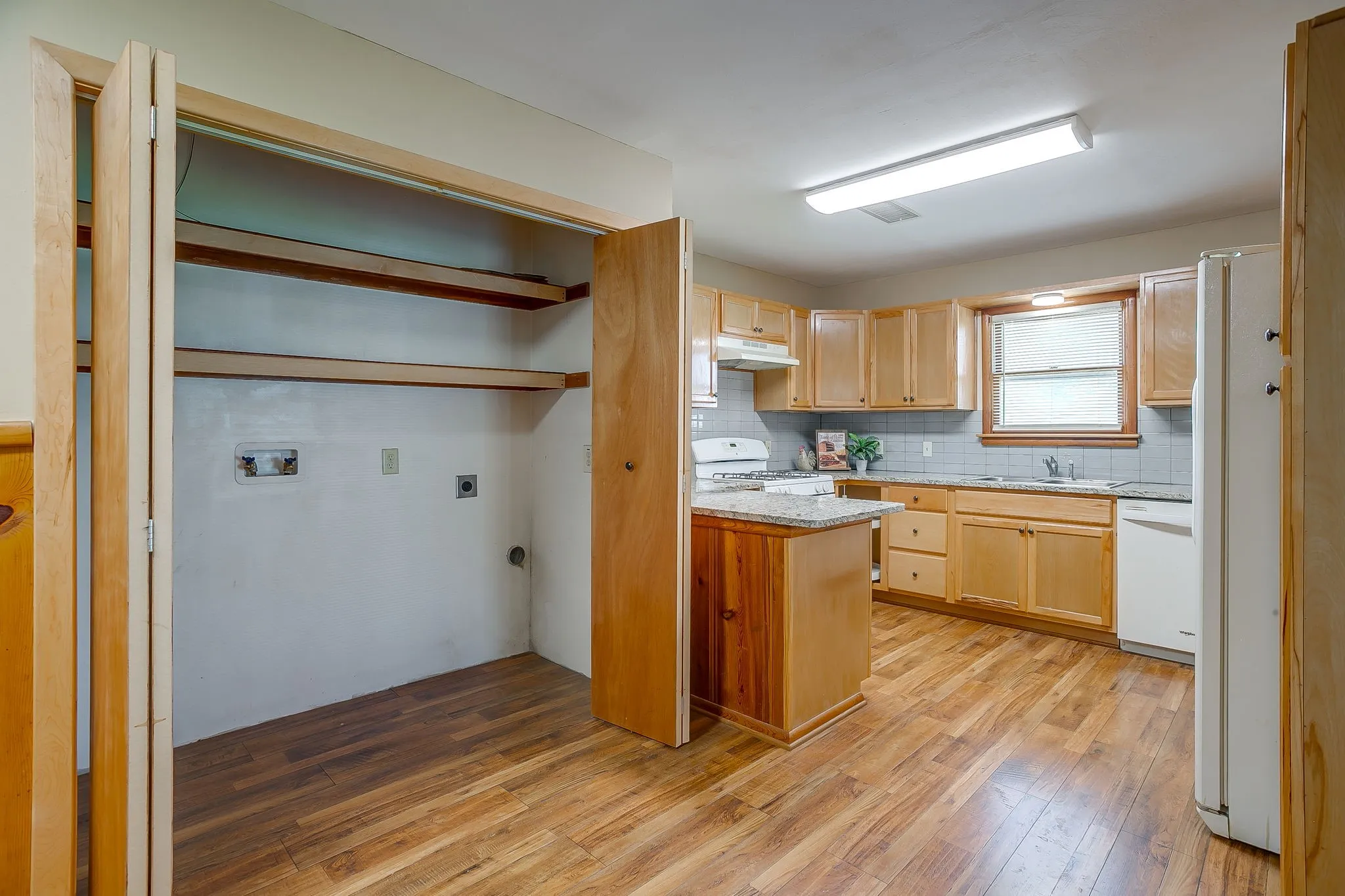 Single Family Residence For Sale in Tarrant County , 601 Perry Drive, White Settlement, Texas 76108, 3 Bedroom, 2 Bathroom, 2 Garage spaces, 1,411 Sqft, built in 1956, mls#21295211, Real Estate Agent in White Settlement, Homes For Sale in Tarrant county, Homes For Sale in White Settlement, Realtor in White Settlement Texas, Real Estate Brokerage Independent Realty Texas, Luminita Cordes Realtor