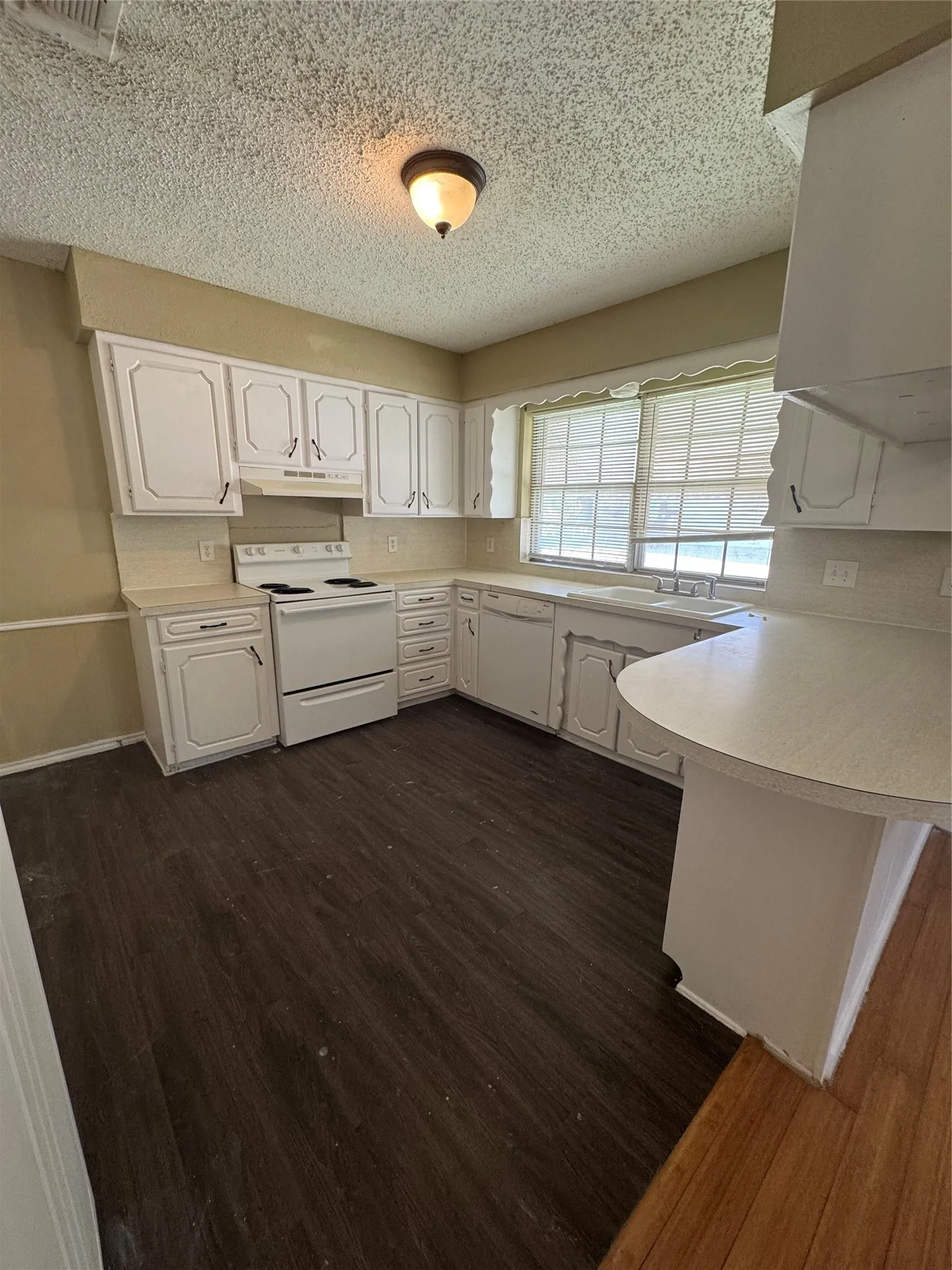 Single Family Residence For Sale in Collin County , 512 E Willow Lane, Princeton, Texas 75407, 3 Bedrooms, 2 Bathrooms, 2 Garage spaces, 1,530 Sqft, built in 1975, Price $229,999, mls#21298453, Real Estate Agent in Princeton, Homes For Sale in Collin county, Homes For Sale in Princeton, Realtor in Princeton Texas, Real Estate Brokerage Independent Realty Texas, Luminita Cordes Realtor