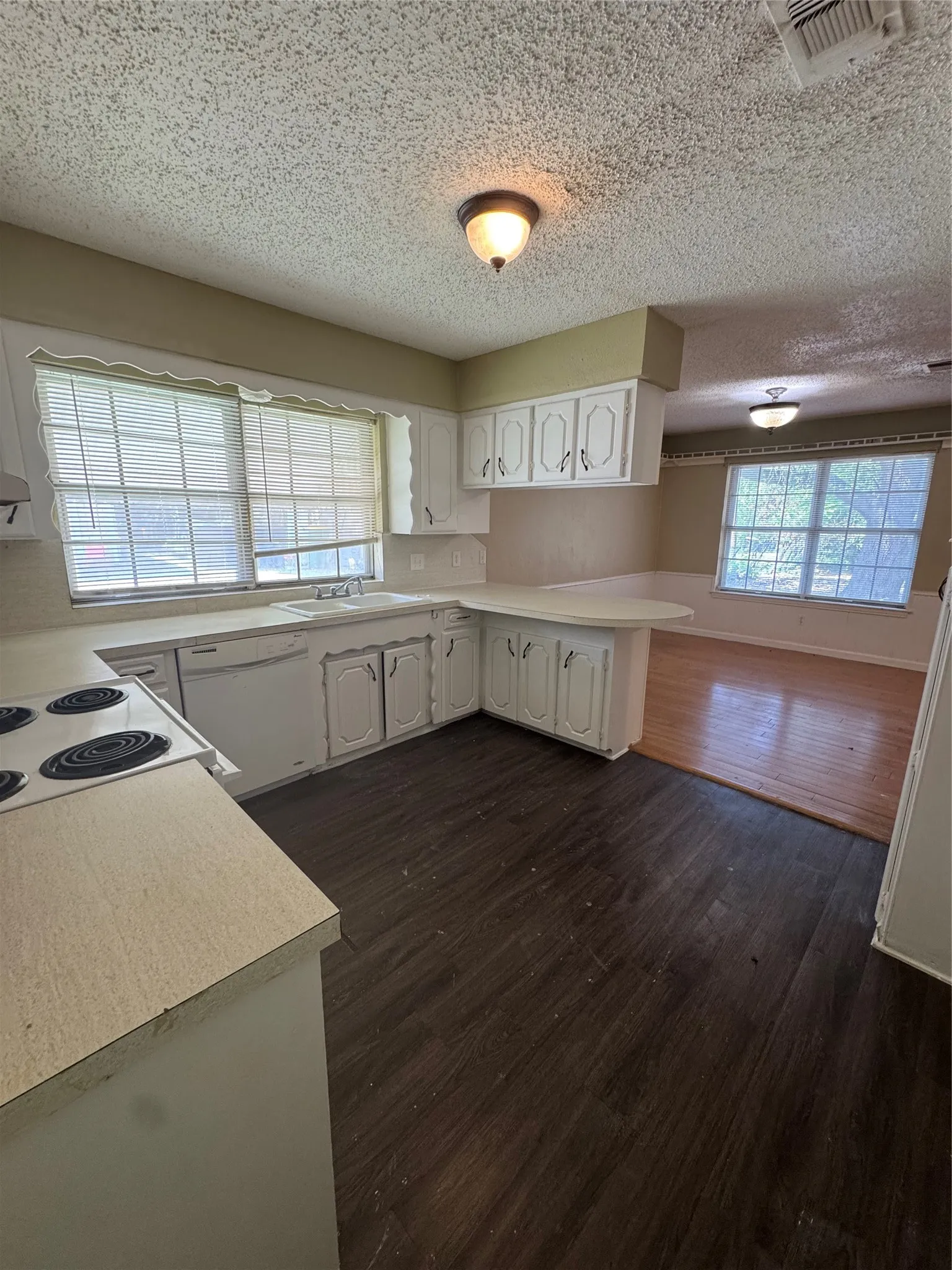 Single Family Residence For Sale in Collin County , 512 E Willow Lane, Princeton, Texas 75407, 3 Bedrooms, 2 Bathrooms, 2 Garage spaces, 1,530 Sqft, built in 1975, Price $229,999, mls#21298453, Real Estate Agent in Princeton, Homes For Sale in Collin county, Homes For Sale in Princeton, Realtor in Princeton Texas, Real Estate Brokerage Independent Realty Texas, Luminita Cordes Realtor