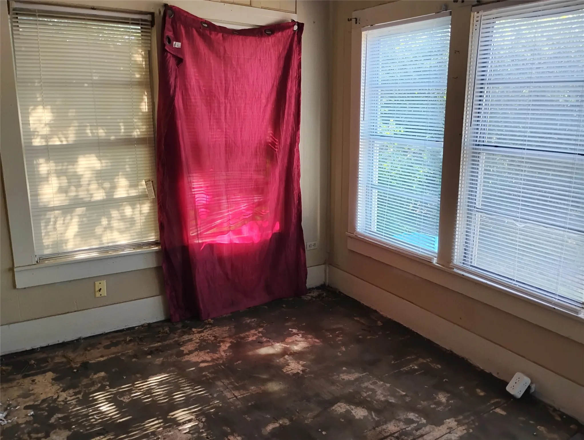 Single Family Residence For Sale in Grayson County , 728 W Elm Street, Denison, Texas 75020, 3 Bedroom, 2 Bathroom, Garage spaces, 1,372 Sqft, built in 1940, mls#21298533, Real Estate Agent in Denison, Homes For Sale in Grayson county, Homes For Sale in Denison, Realtor in Denison Texas, Real Estate Brokerage Independent Realty Texas, Luminita Cordes Realtor
