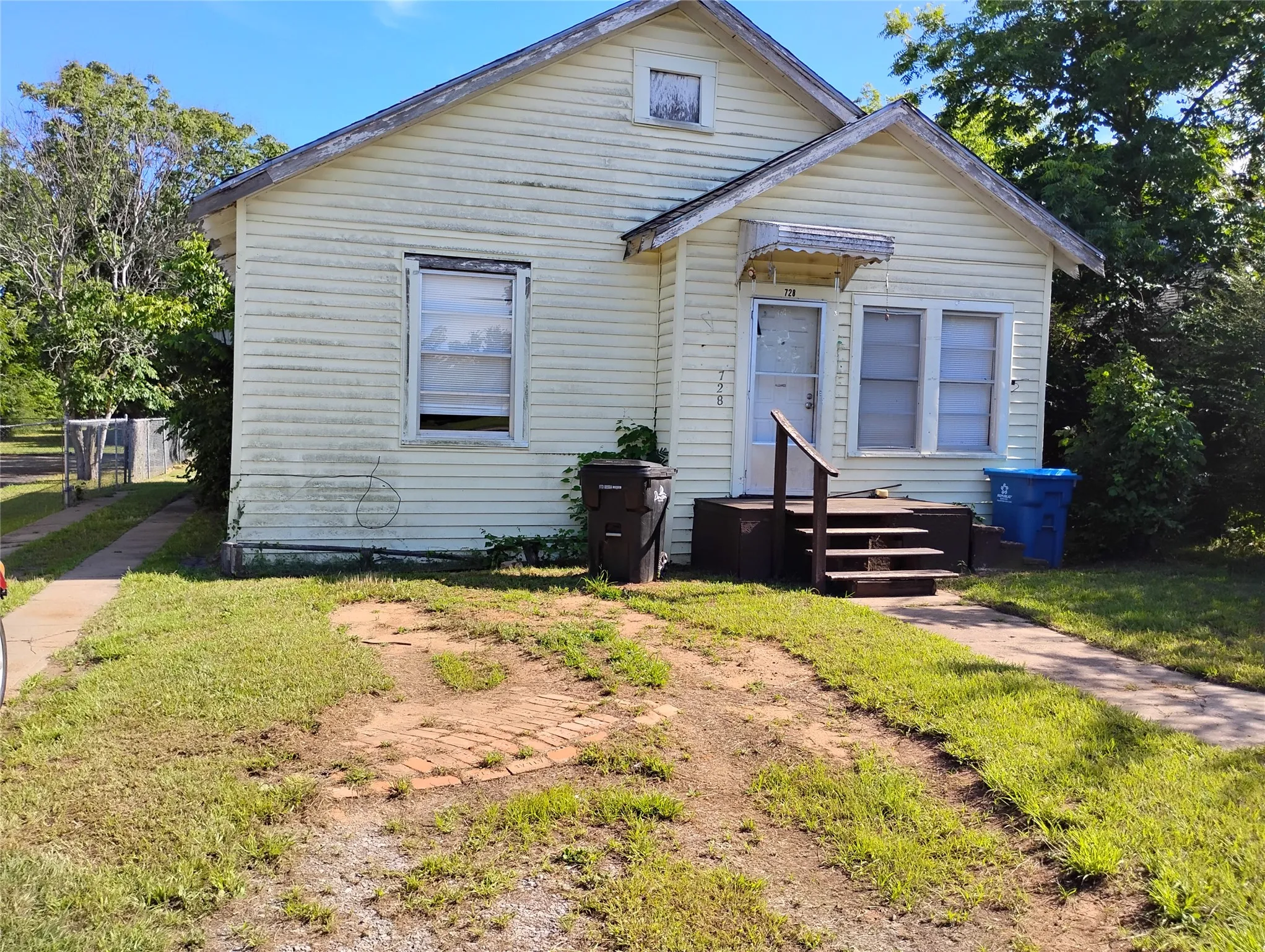 Single Family Residence For Sale in Grayson County , 728 W Elm Street, Denison, Texas 75020, 3 Bedroom, 2 Bathroom, Garage spaces, 1,372 Sqft, built in 1940, mls#21298533, Real Estate Agent in Denison, Homes For Sale in Grayson county, Homes For Sale in Denison, Realtor in Denison Texas, Real Estate Brokerage Independent Realty Texas, Luminita Cordes Realtor