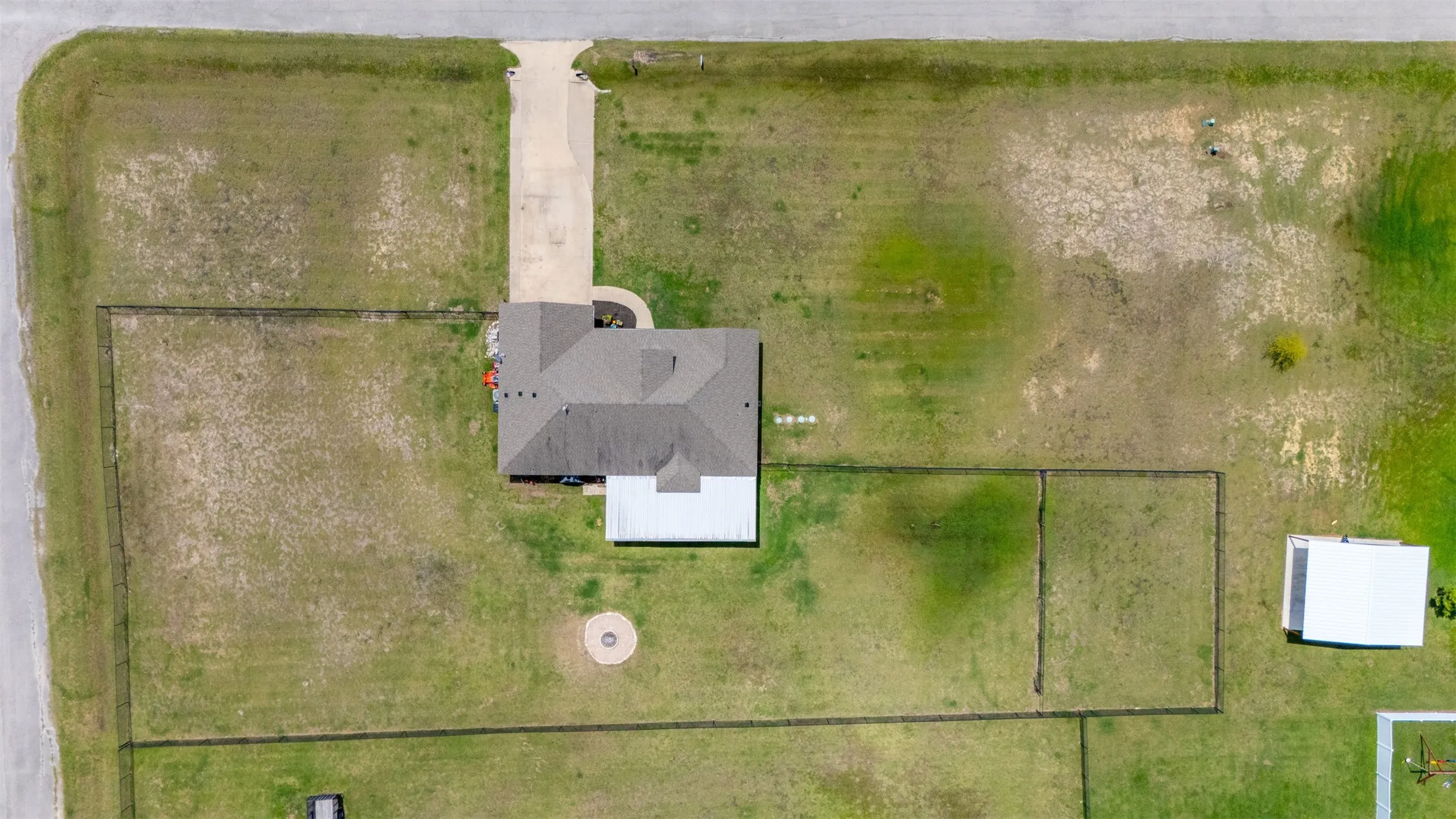 Single Family Residence For Sale in Kaufman County , 15077 Saddle Ridge Circle, Terrell, Texas 75160, 4 Bedroom, 3 Bathroom, 2 Garage spaces, 2,334 Sqft, built in 2016, mls#21291486, Real Estate Agent in Terrell, Homes For Sale in Kaufman county, Homes For Sale in Terrell, Realtor in Terrell Texas, Real Estate Brokerage Independent Realty Texas, Luminita Cordes Realtor