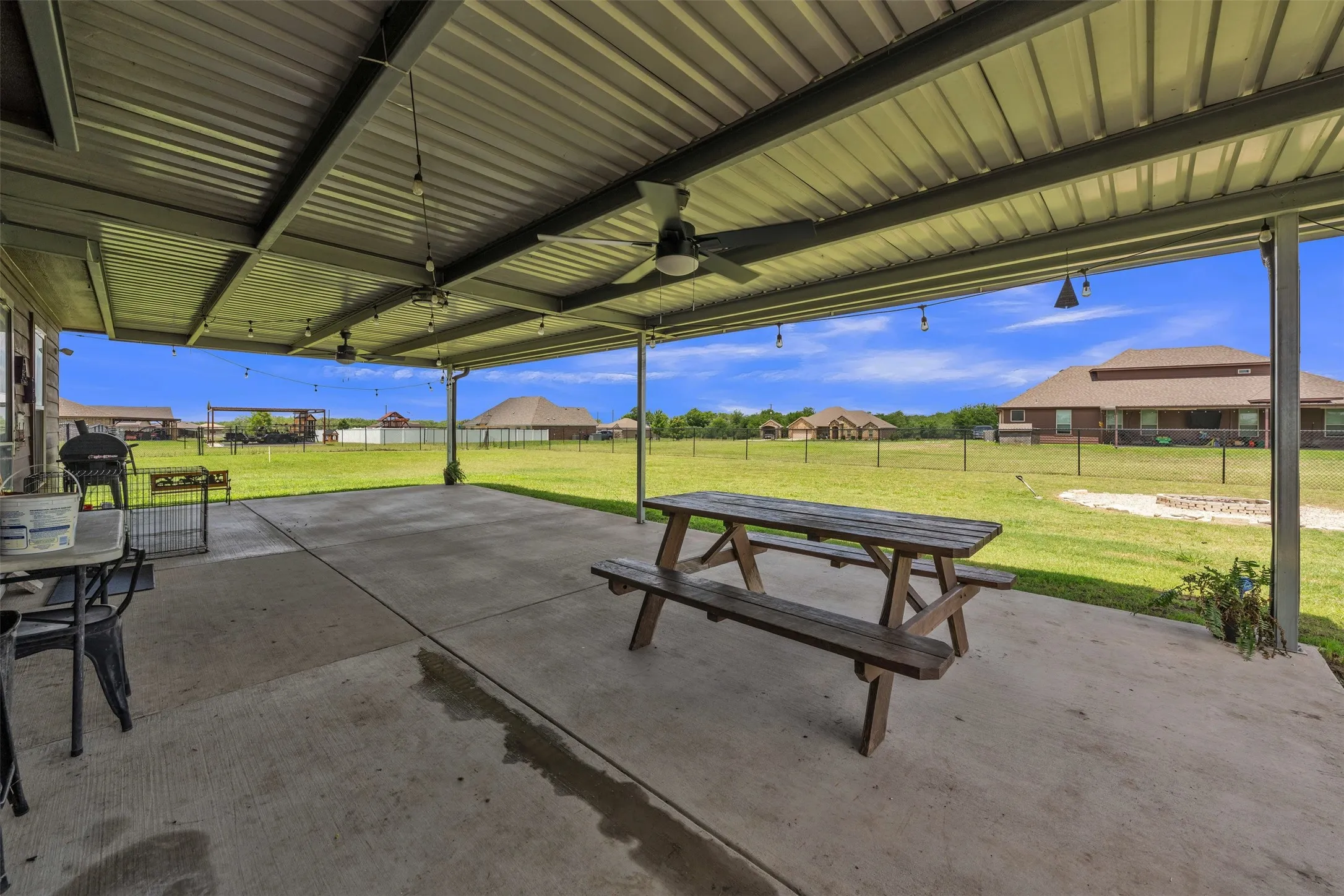 Single Family Residence For Sale in Kaufman County , 15077 Saddle Ridge Circle, Terrell, Texas 75160, 4 Bedroom, 3 Bathroom, 2 Garage spaces, 2,334 Sqft, built in 2016, mls#21291486, Real Estate Agent in Terrell, Homes For Sale in Kaufman county, Homes For Sale in Terrell, Realtor in Terrell Texas, Real Estate Brokerage Independent Realty Texas, Luminita Cordes Realtor