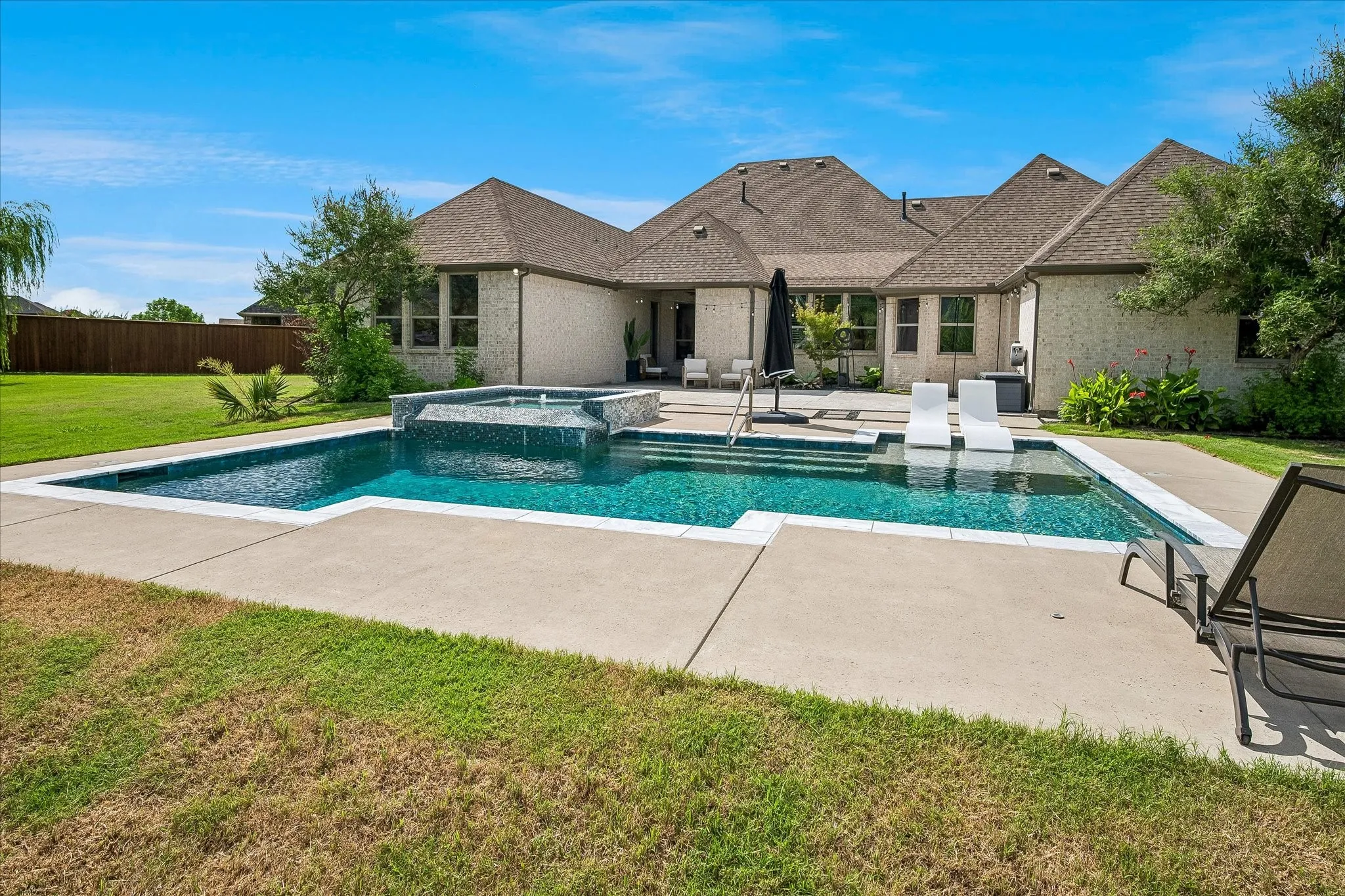 Beautiful Pool, Spa and Yard