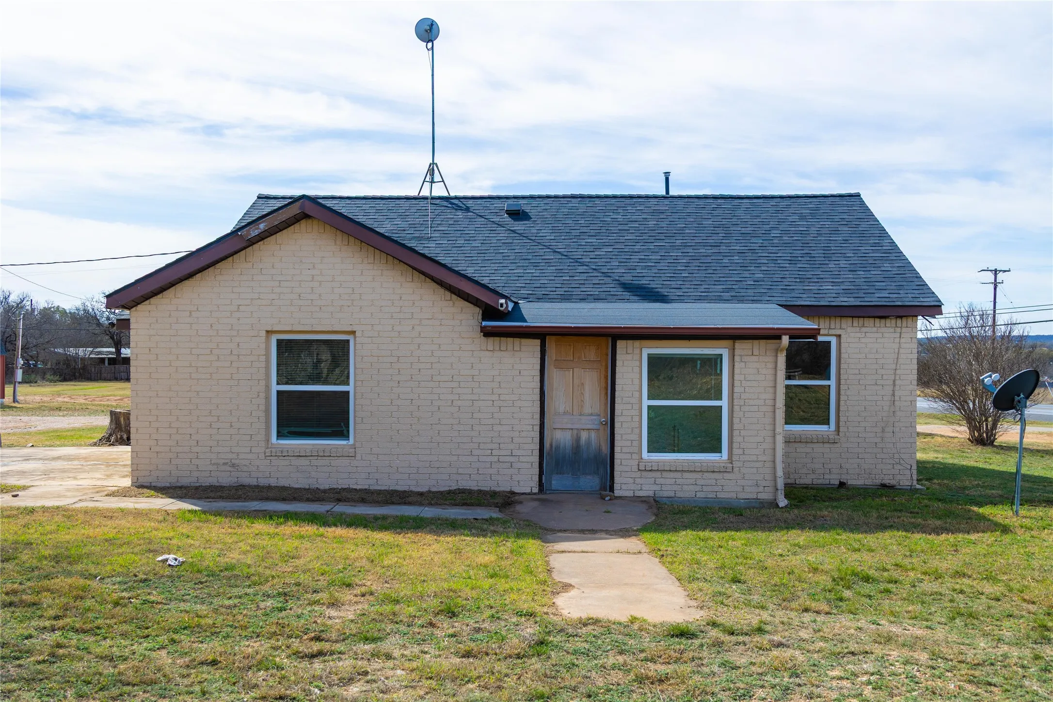 Single Family Residence For Sale in Brown County , 9224 Highway 279, Brownwood, Texas 76801, 2 Bedroom, 1 Bathroom, 2 Garage spaces, 1,254 Sqft, built in 0, mls#21298541, Real Estate Agent in Brownwood, Homes For Sale in Brown county, Homes For Sale in Brownwood, Realtor in Brownwood Texas, Real Estate Brokerage Independent Realty Texas, Luminita Cordes Realtor