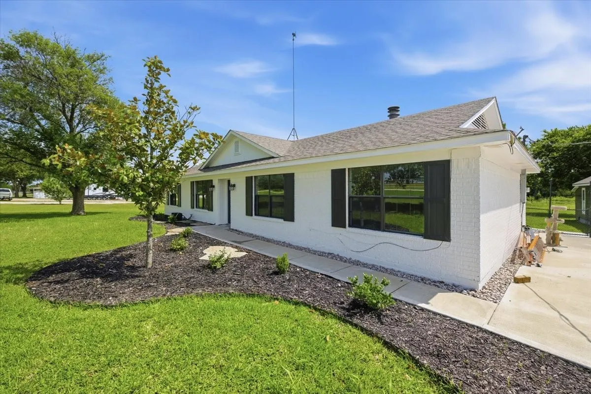 Single Family Residence For Sale in Mc Lennan County , 2207 Southwinds Drive, Lorena, Texas 76655, 4 Bedroom, 3 Bathroom, 2 Garage spaces, 1,636 Sqft, built in 1983, mls#21297900, Real Estate Agent in Lorena, Homes For Sale in Mc Lennan county, Homes For Sale in Lorena, Realtor in Lorena Texas, Real Estate Brokerage Independent Realty Texas, Luminita Cordes Realtor