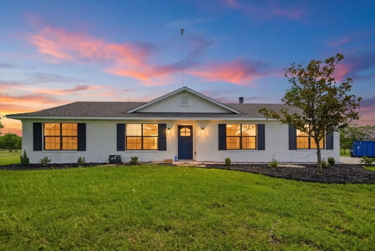 Single Family Residence For Sale in Mc Lennan County , 2207 Southwinds Drive, Lorena, Texas 76655, 4 Bedroom, 3 Bathroom, 2 Garage spaces, 1,636 Sqft, built in 1983, mls#21297900, Real Estate Agent in Lorena, Homes For Sale in Mc Lennan county, Homes For Sale in Lorena, Realtor in Lorena Texas, Real Estate Brokerage Independent Realty Texas, Luminita Cordes Realtor
