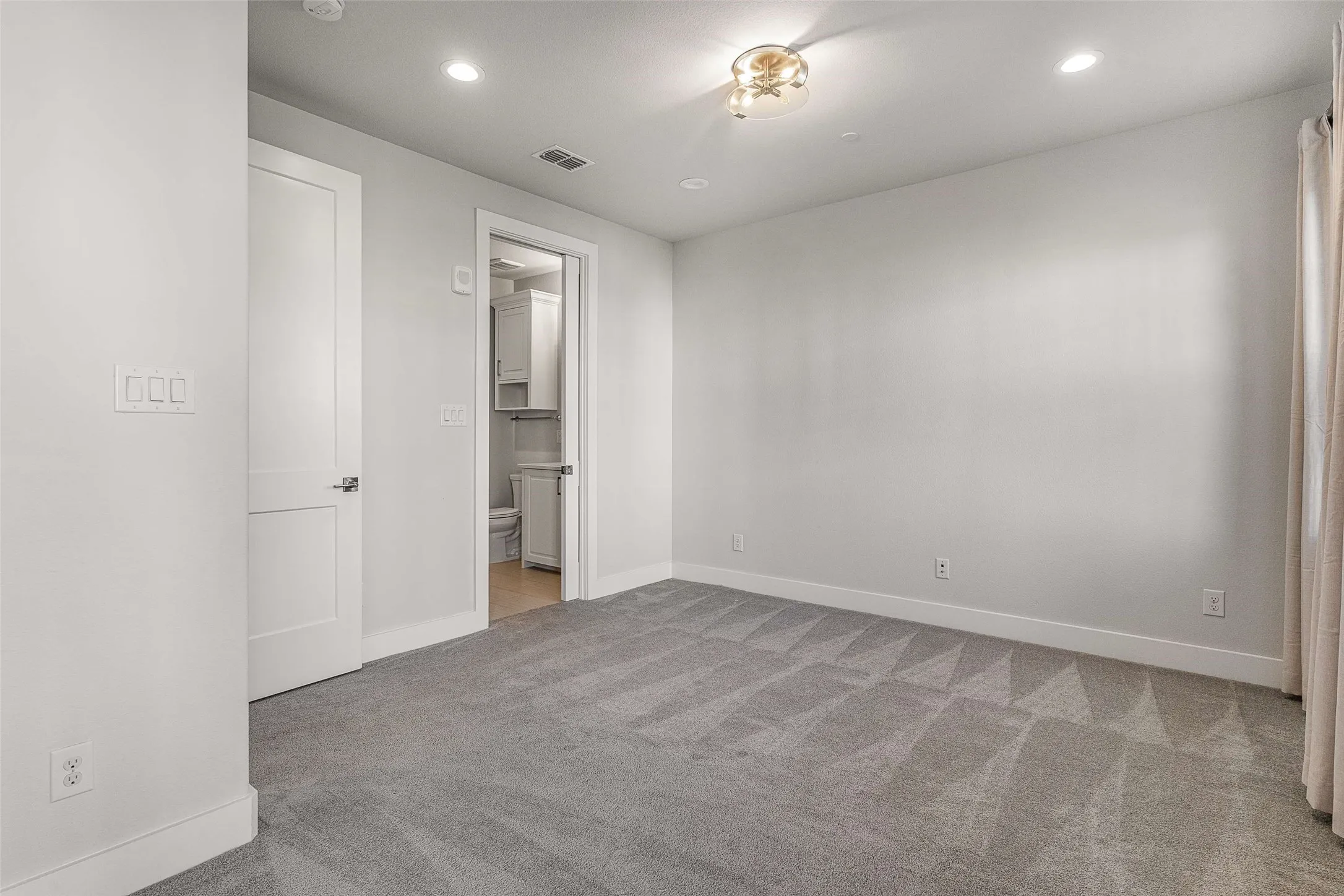 secondary bedroom with ensuite bath