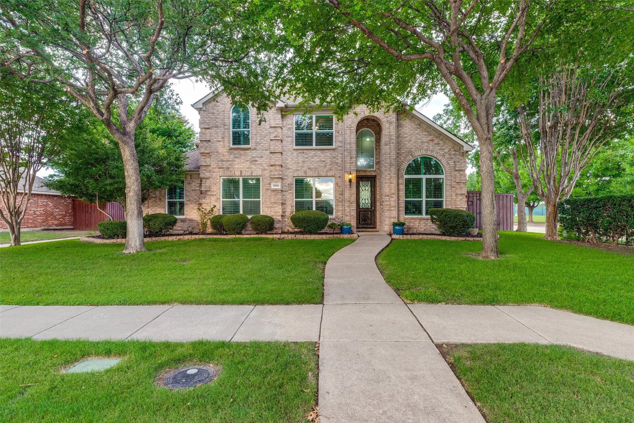 Single Family Residence For Sale in Denton County , 7800 Crazy Horse Drive, Frisco, Texas 75036, 5 Bedroom, 3 Bathroom, 3 Garage spaces, 3,185 Sqft, built in 2001, mls#21298093, Real Estate Agent in Frisco, Homes For Sale in Denton county, Homes For Sale in Frisco, Realtor in Frisco Texas, Real Estate Brokerage Independent Realty Texas, Luminita Cordes Realtor