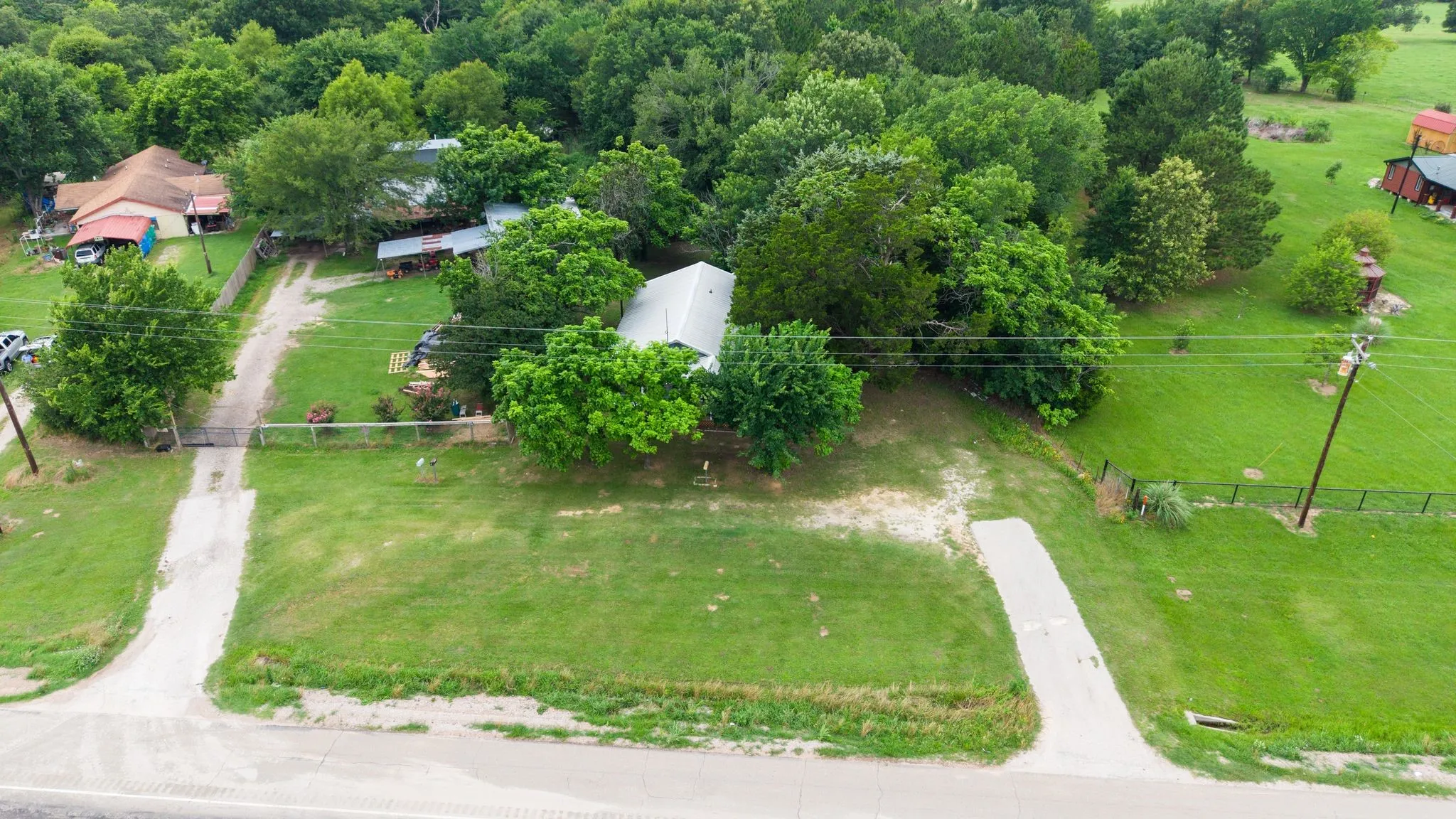 Single Family Residence For Sale in Rains County , 1821 N State Highway 19, Emory, Texas 75440, 3 Bedroom, 1 Bathroom, Garage spaces, 1,235 Sqft, built in 1940, mls#21298577, Real Estate Agent in Emory, Homes For Sale in Rains county, Homes For Sale in Emory, Realtor in Emory Texas, Real Estate Brokerage Independent Realty Texas, Luminita Cordes Realtor
