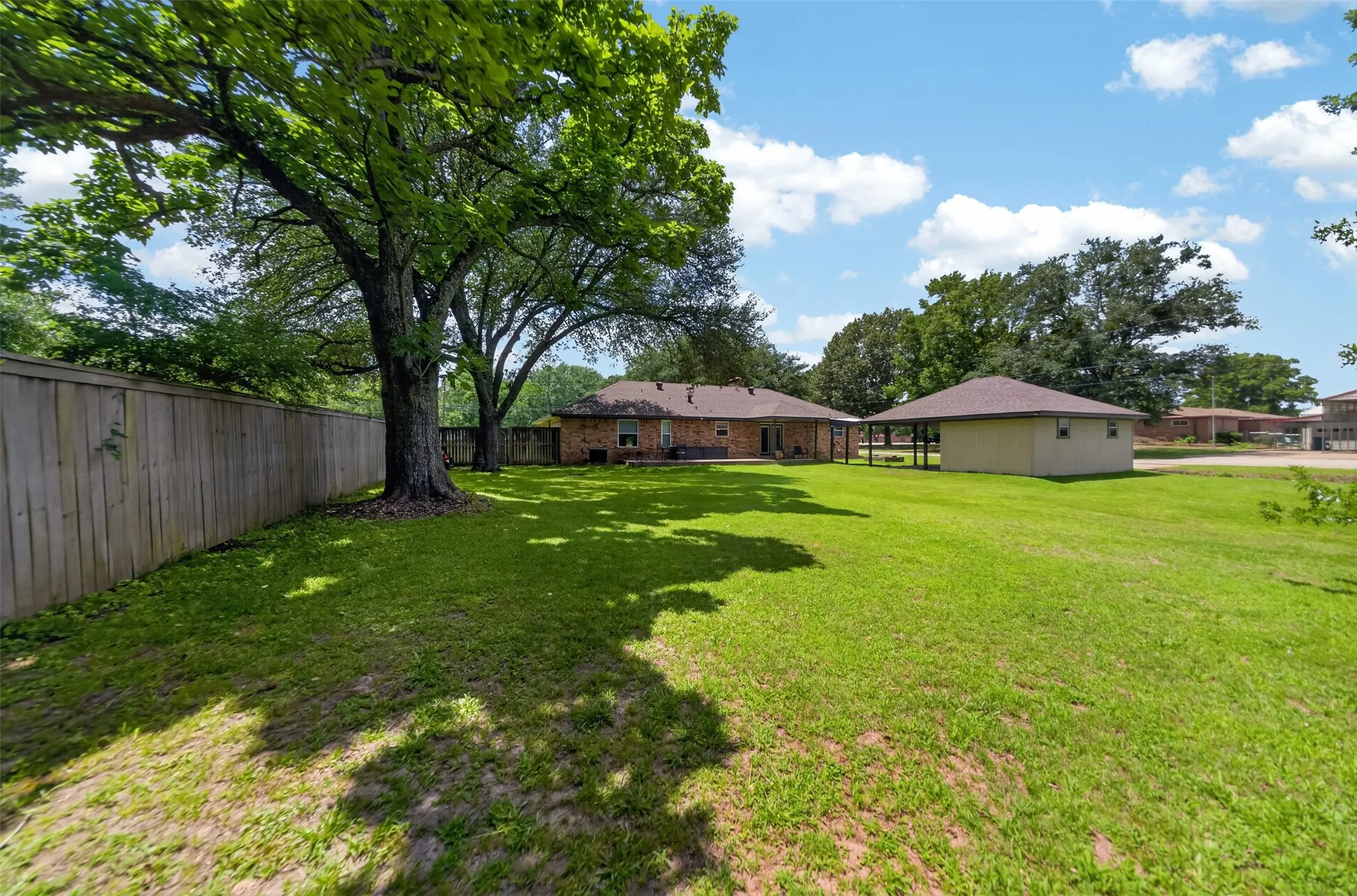 Single Family Residence For Sale in Van Zandt County , 709 S Oak Street, Van, Texas 75790, 4 Bedroom, 2 Bathroom, Garage spaces, 1,885 Sqft, built in 1984, mls#21298266, Real Estate Agent in Van, Homes For Sale in Van Zandt county, Homes For Sale in Van, Realtor in Van Texas, Real Estate Brokerage Independent Realty Texas, Luminita Cordes Realtor