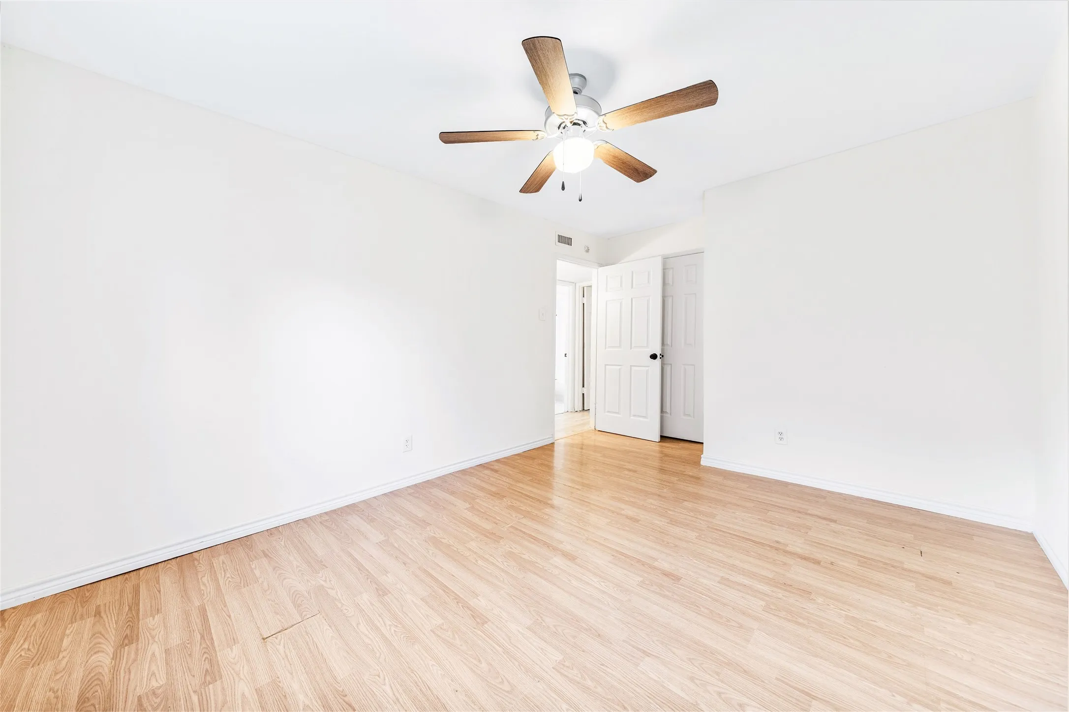 Single Family Residence For Sale in Dallas County , 5202 Longhorn Trail, Garland, Texas 75043, 4 Bedroom, 2 Bathroom, 1 Garage spaces, 1,292 Sqft, built in 1972, mls#21298644, Real Estate Agent in Garland, Homes For Sale in Dallas county, Homes For Sale in Garland, Realtor in Garland Texas, Real Estate Brokerage Independent Realty Texas, Luminita Cordes Realtor