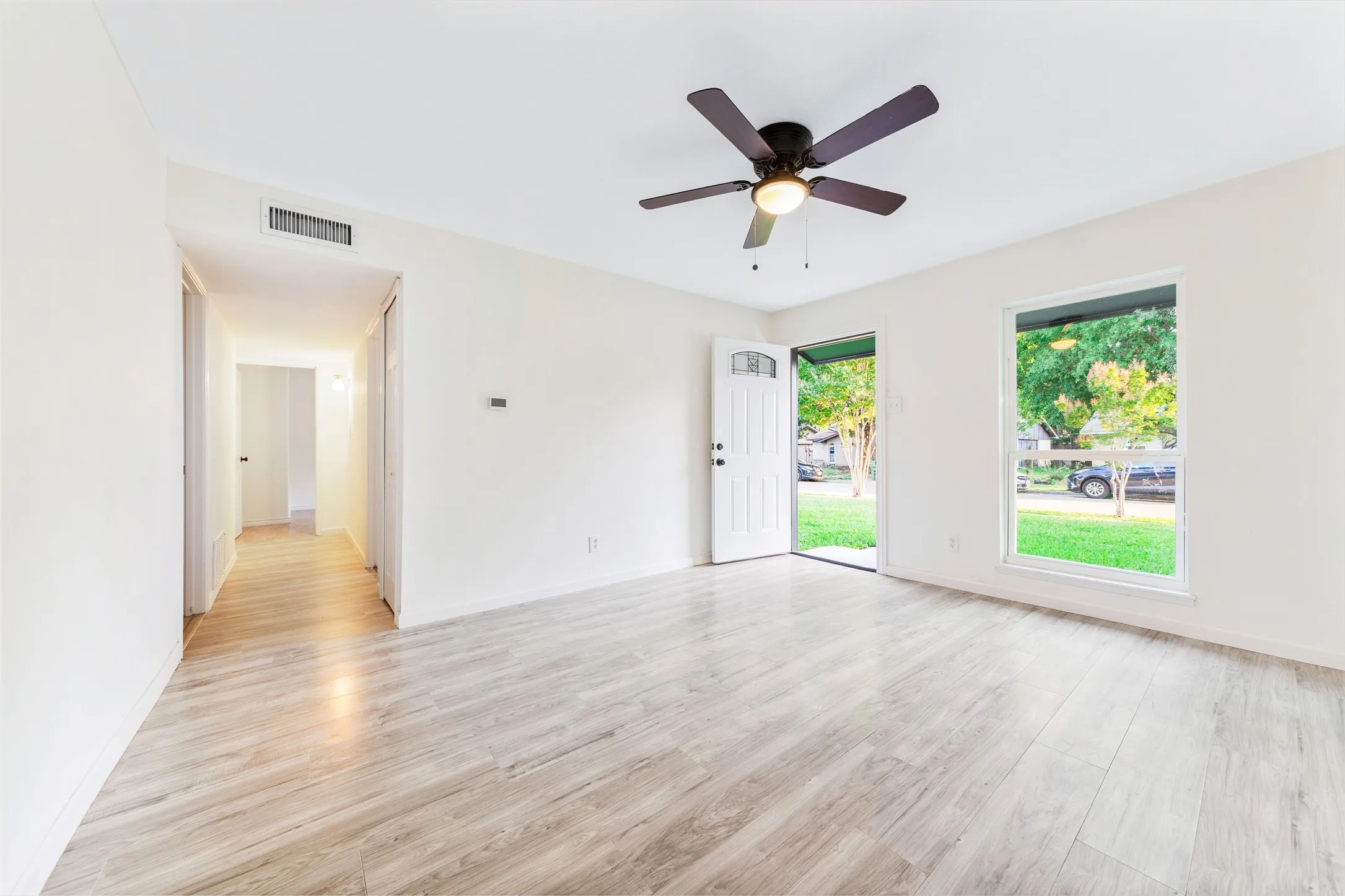 Single Family Residence For Sale in Dallas County , 5202 Longhorn Trail, Garland, Texas 75043, 4 Bedroom, 2 Bathroom, 1 Garage spaces, 1,292 Sqft, built in 1972, mls#21298644, Real Estate Agent in Garland, Homes For Sale in Dallas county, Homes For Sale in Garland, Realtor in Garland Texas, Real Estate Brokerage Independent Realty Texas, Luminita Cordes Realtor