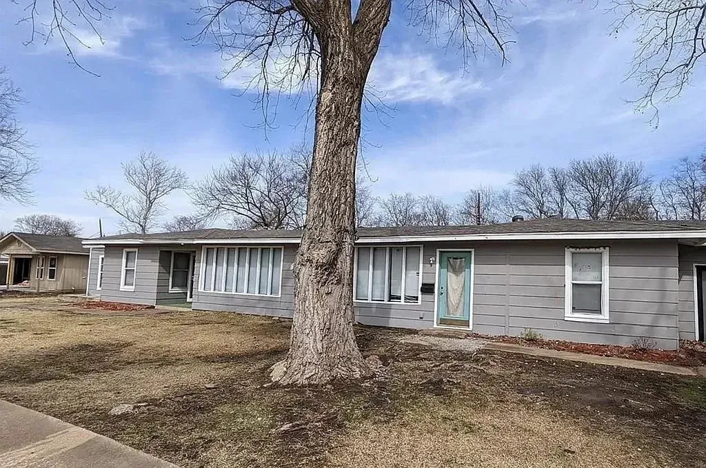 Single Family Residence For Rent in Grayson County , 128 Vandenburg Drive, Denison, Texas 75020, 2 Bedroom, 1 Bathroom, Garage spaces, 2,008 Sqft, built in 1945, mls#21297385, Real Estate Agent in Denison, Homes For Rent in Grayson county, Homes For Rent in Denison, Realtor in Denison Texas, Real Estate Brokerage Independent Realty Texas, Luminita Cordes Realtor