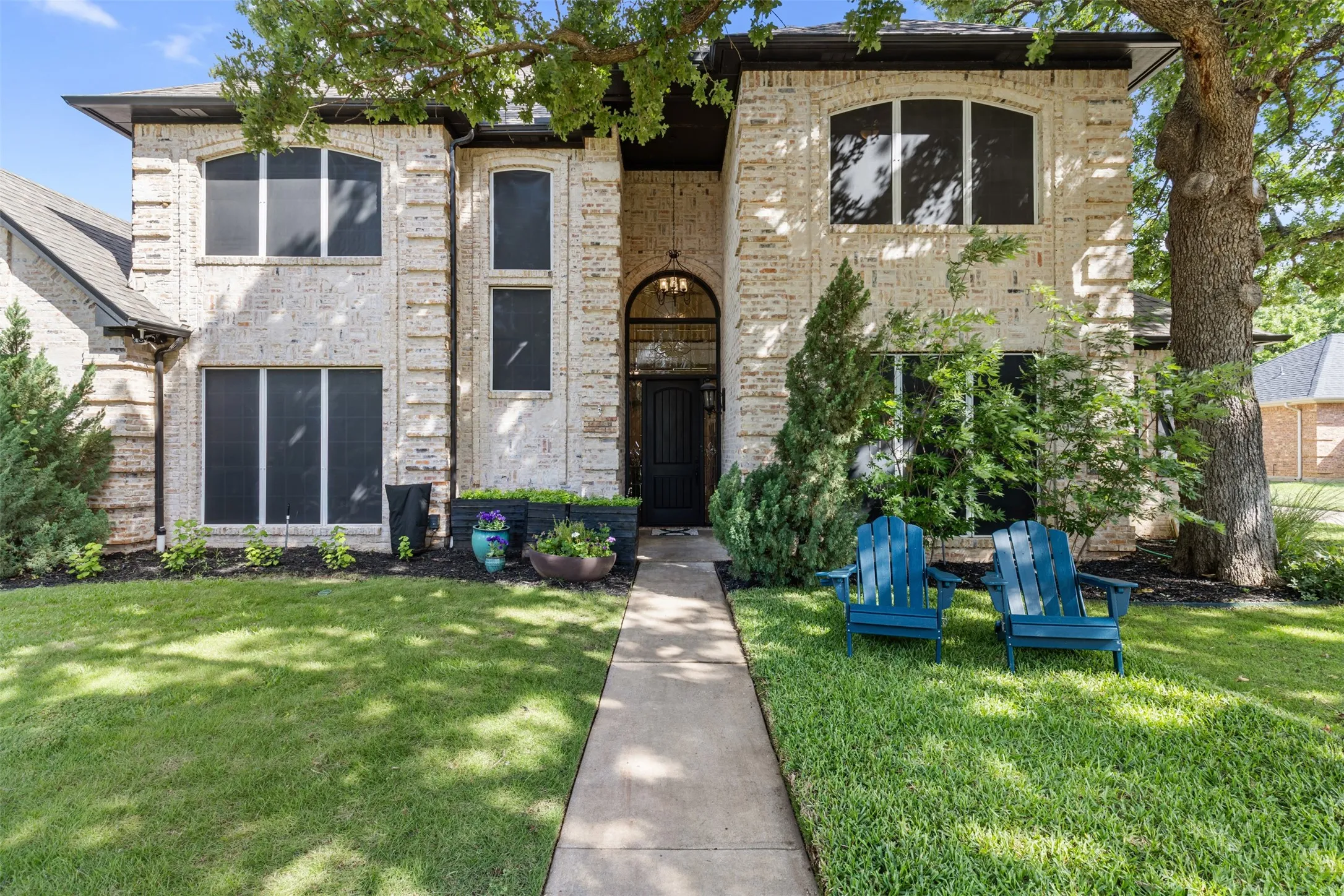 Stunning curb appeal to welcome you home! German Schmear brick exterior.