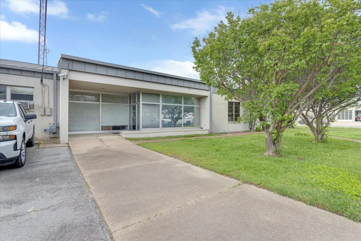Office For Sale in Lamar County , 1485 N Main Street, Paris, Texas 75460, 0, 0, Garage spaces, 0 Sqft, built in 1950, Price $515,000, mls#21298675, Real Estate Agent in Paris, Homes For Sale in Lamar county, Homes For Sale in Paris, Realtor in Paris Texas, Real Estate Brokerage Independent Realty Texas, Luminita Cordes Realtor