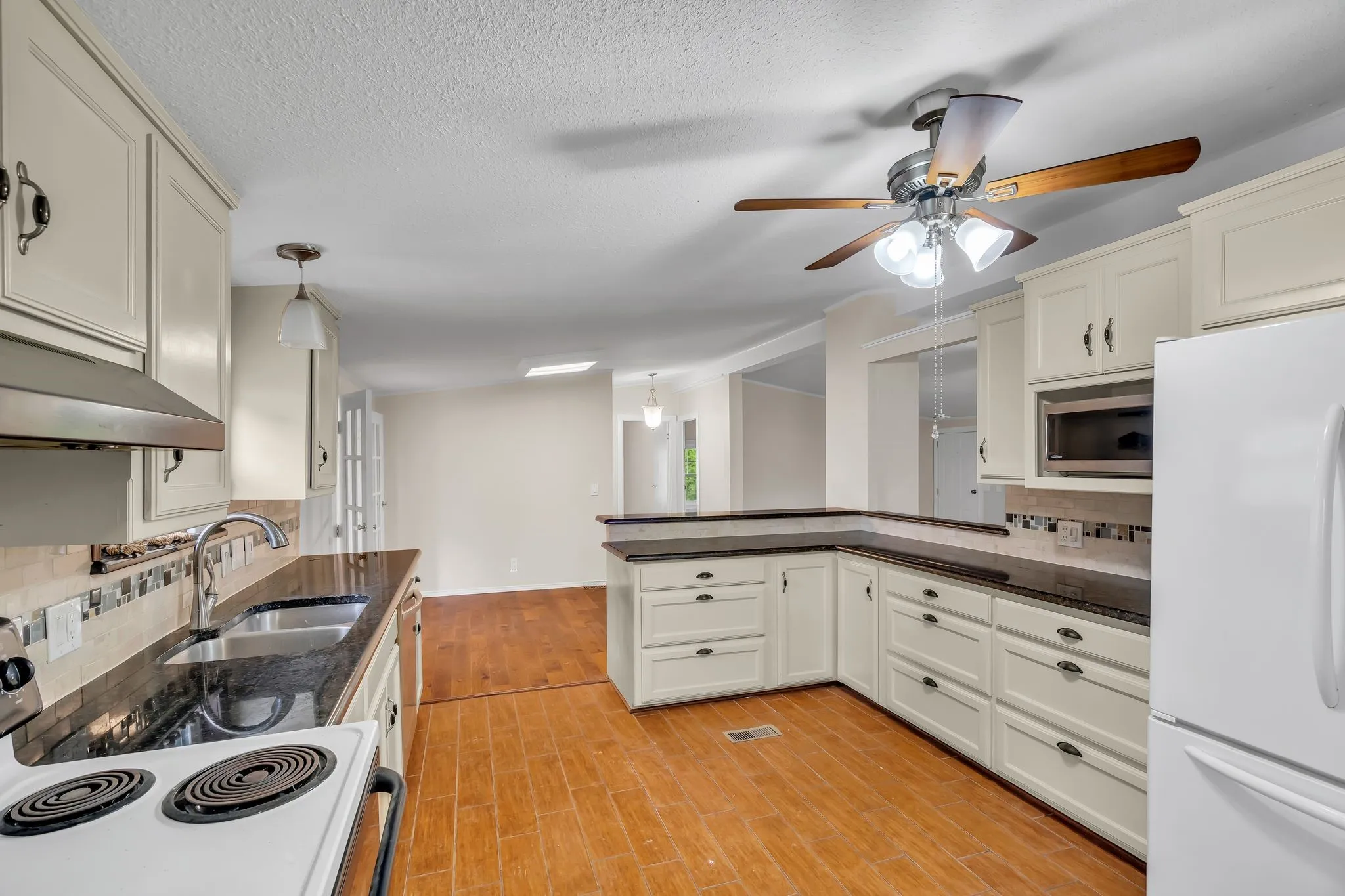Manufactured Home For Sale in Tarrant County , 6000 Tranquility Drive, Fort Worth, Texas 76140, 3 Bedroom, 2 Bathroom, Garage spaces, 2,332 Sqft, built in 1987, mls#21298696, Real Estate Agent in Fort Worth, Homes For Sale in Tarrant county, Homes For Sale in Fort Worth, Realtor in Fort Worth Texas, Real Estate Brokerage Independent Realty Texas, Luminita Cordes Realtor