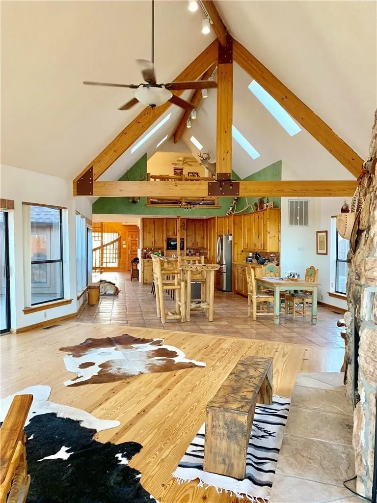 Single Family Residence For Rent in Tarrant County , 2923 Peninsula Drive, Grapevine, Texas 76051, 3 Bedroom, 2 Bathroom, Garage spaces, 3,002 Sqft, built in 1985, mls#21291843, Real Estate Agent in Grapevine, Homes For Rent in Tarrant county, Homes For Rent in Grapevine, Realtor in Grapevine Texas, Real Estate Brokerage Independent Realty Texas, Luminita Cordes Realtor