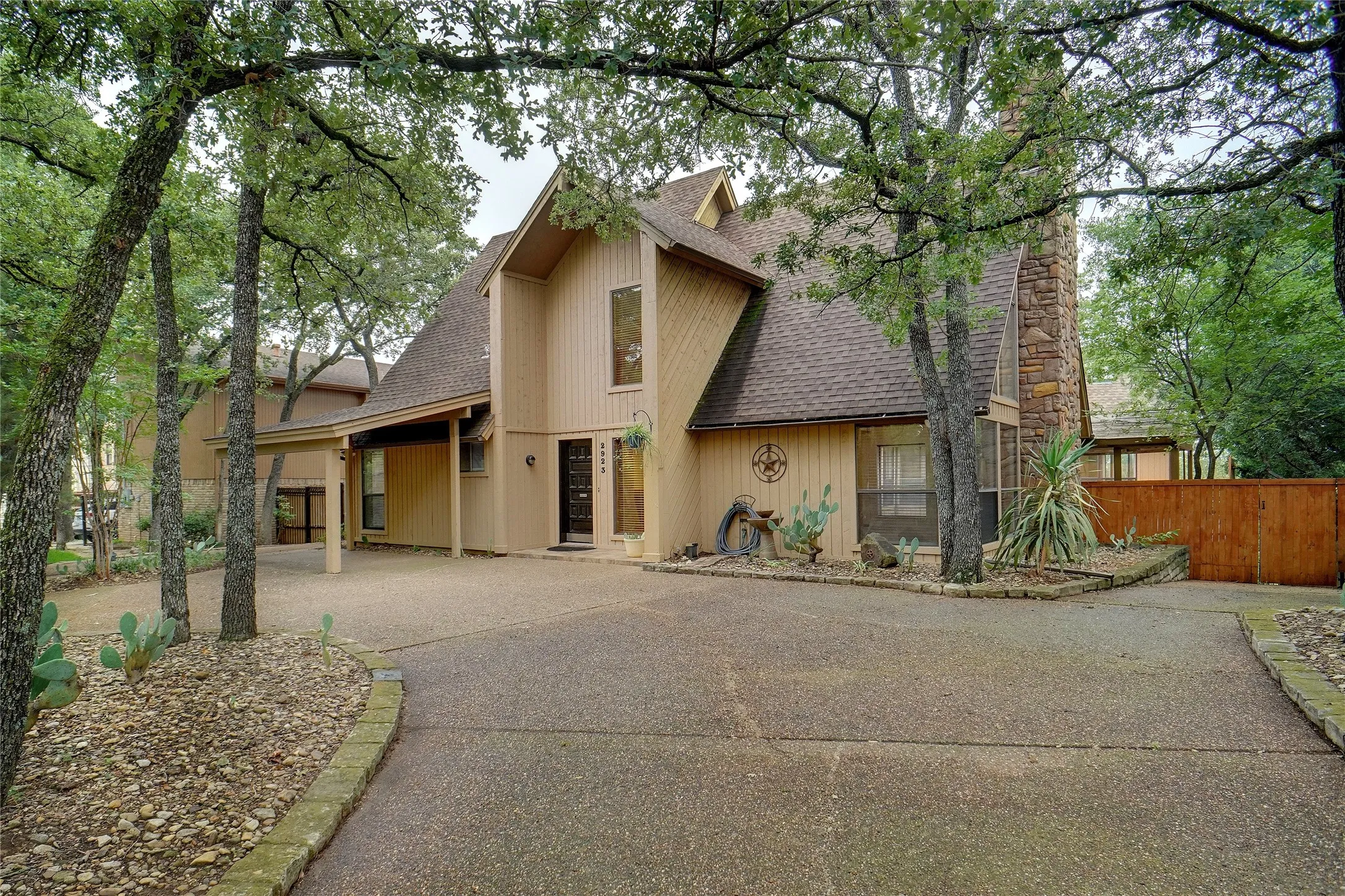 Single Family Residence For Rent in Tarrant County , 2923 Peninsula Drive, Grapevine, Texas 76051, 3 Bedroom, 2 Bathroom, Garage spaces, 3,002 Sqft, built in 1985, mls#21291843, Real Estate Agent in Grapevine, Homes For Rent in Tarrant county, Homes For Rent in Grapevine, Realtor in Grapevine Texas, Real Estate Brokerage Independent Realty Texas, Luminita Cordes Realtor