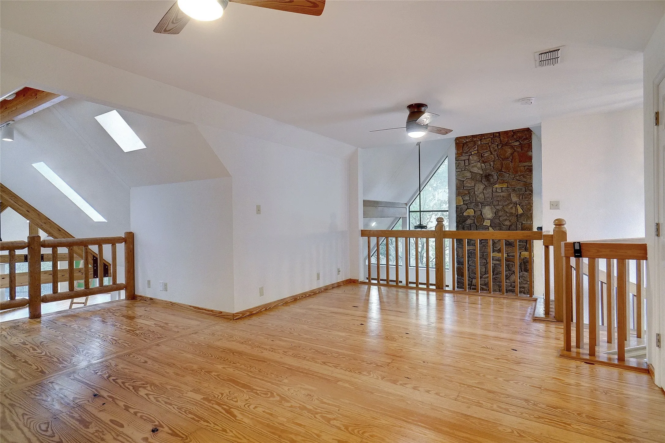 Single Family Residence For Rent in Tarrant County , 2923 Peninsula Drive, Grapevine, Texas 76051, 3 Bedroom, 2 Bathroom, Garage spaces, 3,002 Sqft, built in 1985, mls#21291843, Real Estate Agent in Grapevine, Homes For Rent in Tarrant county, Homes For Rent in Grapevine, Realtor in Grapevine Texas, Real Estate Brokerage Independent Realty Texas, Luminita Cordes Realtor