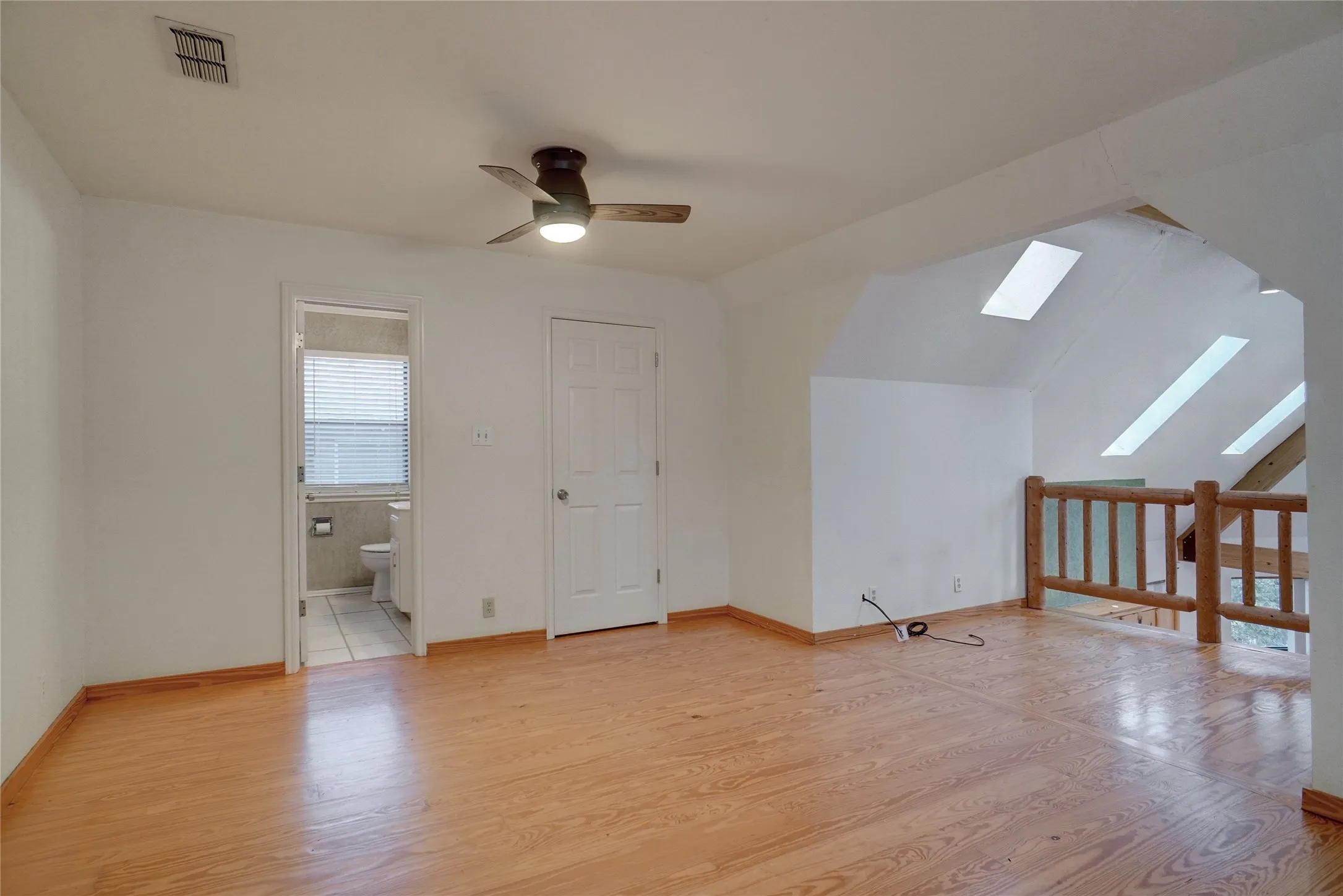 Single Family Residence For Rent in Tarrant County , 2923 Peninsula Drive, Grapevine, Texas 76051, 3 Bedroom, 2 Bathroom, Garage spaces, 3,002 Sqft, built in 1985, mls#21291843, Real Estate Agent in Grapevine, Homes For Rent in Tarrant county, Homes For Rent in Grapevine, Realtor in Grapevine Texas, Real Estate Brokerage Independent Realty Texas, Luminita Cordes Realtor