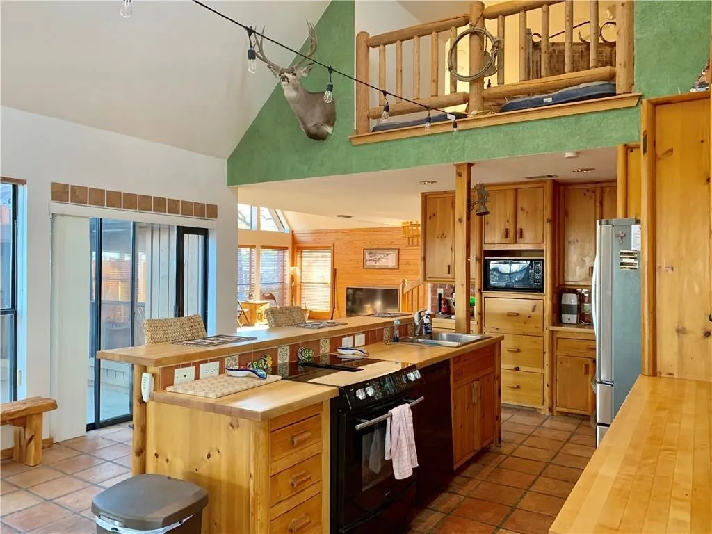 Single Family Residence For Rent in Tarrant County , 2923 Peninsula Drive, Grapevine, Texas 76051, 3 Bedroom, 2 Bathroom, Garage spaces, 3,002 Sqft, built in 1985, mls#21291843, Real Estate Agent in Grapevine, Homes For Rent in Tarrant county, Homes For Rent in Grapevine, Realtor in Grapevine Texas, Real Estate Brokerage Independent Realty Texas, Luminita Cordes Realtor
