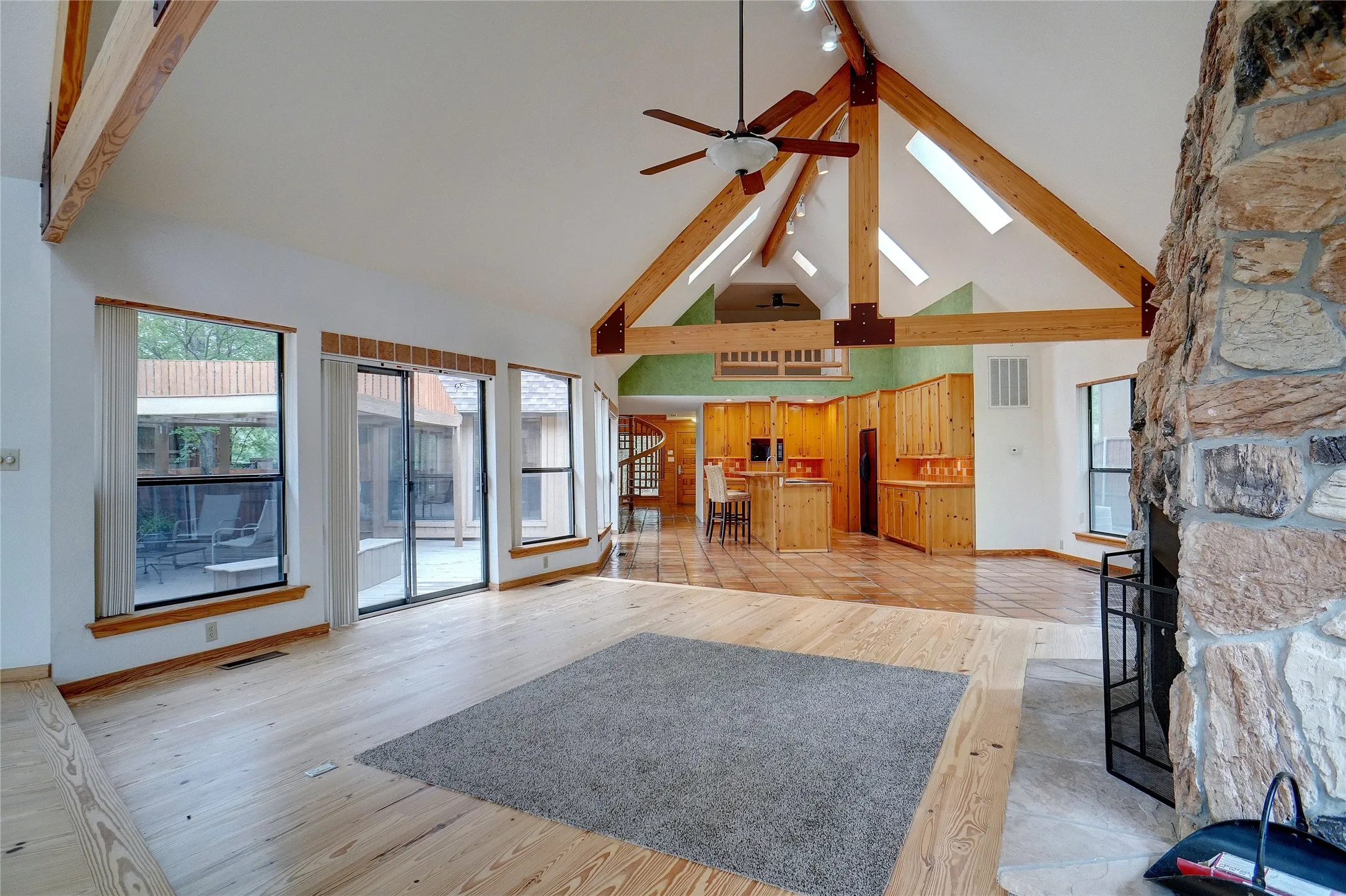 Single Family Residence For Rent in Tarrant County , 2923 Peninsula Drive, Grapevine, Texas 76051, 3 Bedroom, 2 Bathroom, Garage spaces, 3,002 Sqft, built in 1985, mls#21291843, Real Estate Agent in Grapevine, Homes For Rent in Tarrant county, Homes For Rent in Grapevine, Realtor in Grapevine Texas, Real Estate Brokerage Independent Realty Texas, Luminita Cordes Realtor