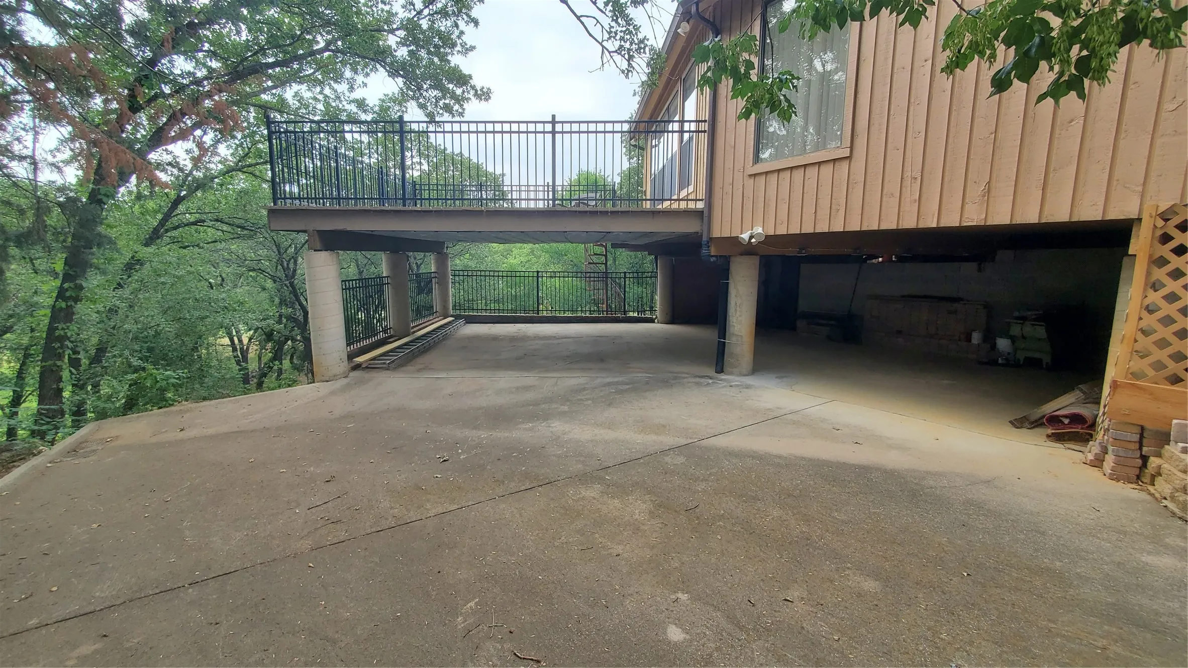 Single Family Residence For Rent in Tarrant County , 2923 Peninsula Drive, Grapevine, Texas 76051, 3 Bedroom, 2 Bathroom, Garage spaces, 3,002 Sqft, built in 1985, mls#21291843, Real Estate Agent in Grapevine, Homes For Rent in Tarrant county, Homes For Rent in Grapevine, Realtor in Grapevine Texas, Real Estate Brokerage Independent Realty Texas, Luminita Cordes Realtor
