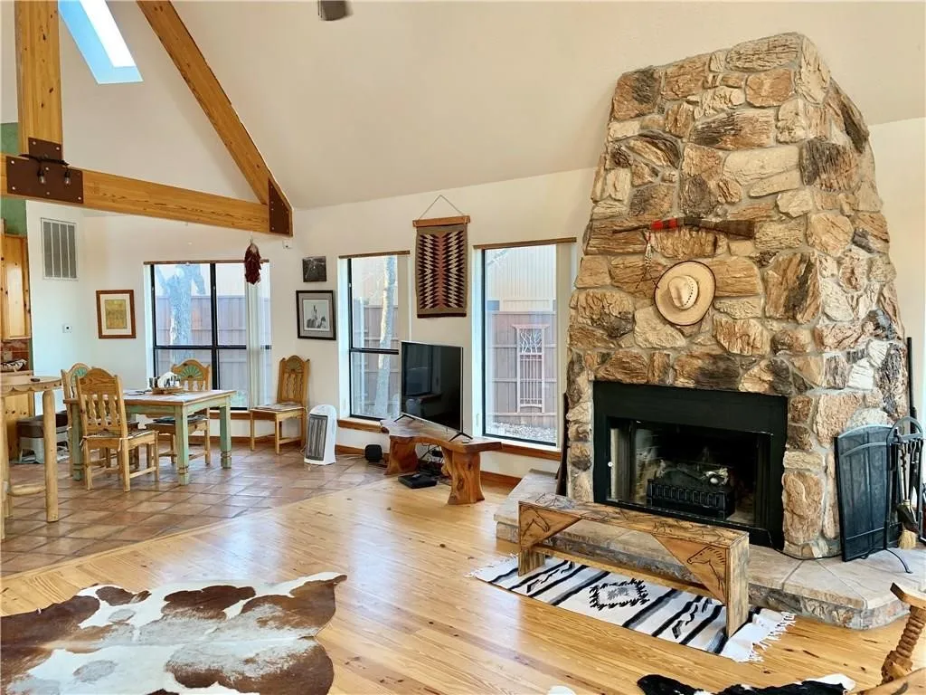 Single Family Residence For Rent in Tarrant County , 2923 Peninsula Drive, Grapevine, Texas 76051, 3 Bedroom, 2 Bathroom, Garage spaces, 3,002 Sqft, built in 1985, mls#21291843, Real Estate Agent in Grapevine, Homes For Rent in Tarrant county, Homes For Rent in Grapevine, Realtor in Grapevine Texas, Real Estate Brokerage Independent Realty Texas, Luminita Cordes Realtor