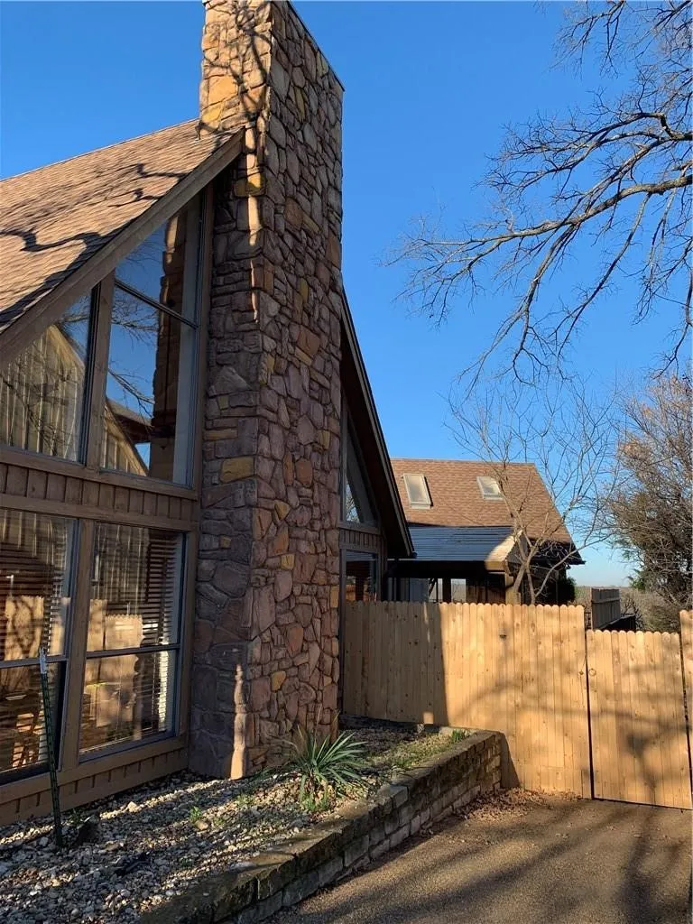 Single Family Residence For Rent in Tarrant County , 2923 Peninsula Drive, Grapevine, Texas 76051, 3 Bedroom, 2 Bathroom, Garage spaces, 3,002 Sqft, built in 1985, mls#21291843, Real Estate Agent in Grapevine, Homes For Rent in Tarrant county, Homes For Rent in Grapevine, Realtor in Grapevine Texas, Real Estate Brokerage Independent Realty Texas, Luminita Cordes Realtor