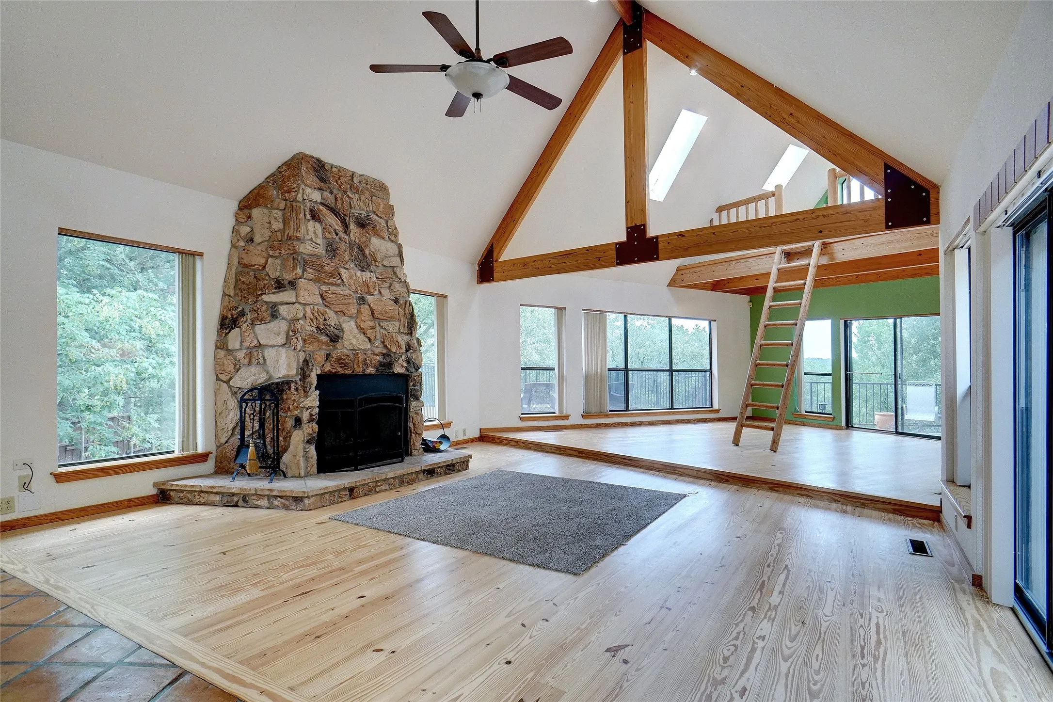 Single Family Residence For Rent in Tarrant County , 2923 Peninsula Drive, Grapevine, Texas 76051, 3 Bedroom, 2 Bathroom, Garage spaces, 3,002 Sqft, built in 1985, mls#21291843, Real Estate Agent in Grapevine, Homes For Rent in Tarrant county, Homes For Rent in Grapevine, Realtor in Grapevine Texas, Real Estate Brokerage Independent Realty Texas, Luminita Cordes Realtor