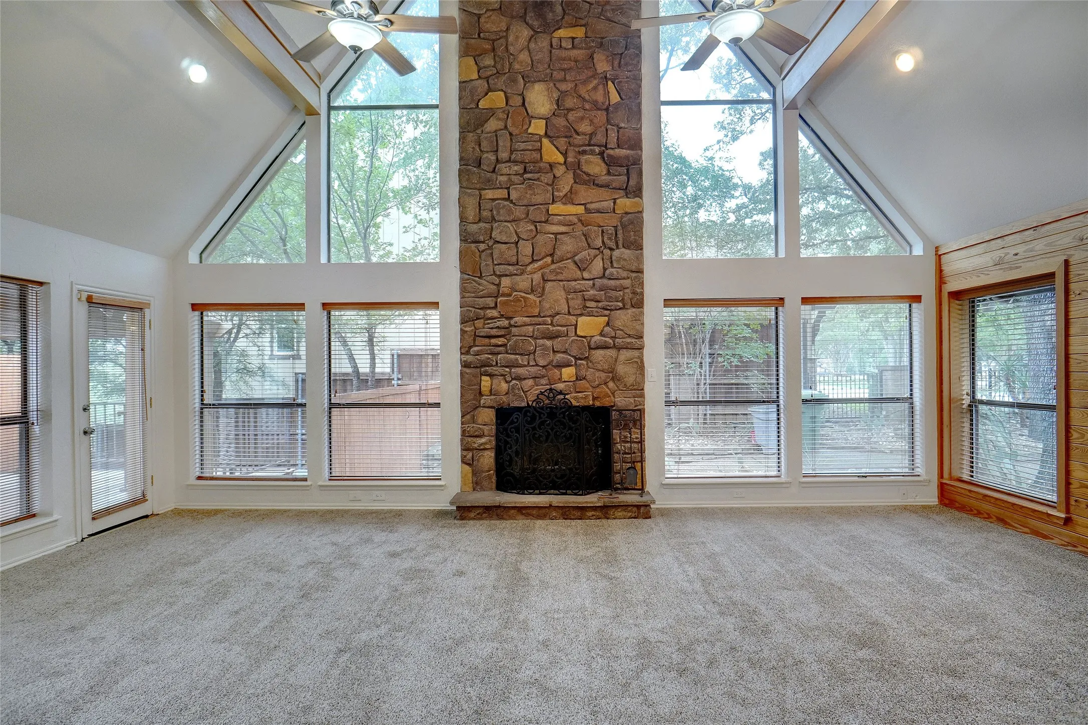 Single Family Residence For Rent in Tarrant County , 2923 Peninsula Drive, Grapevine, Texas 76051, 3 Bedroom, 2 Bathroom, Garage spaces, 3,002 Sqft, built in 1985, mls#21291843, Real Estate Agent in Grapevine, Homes For Rent in Tarrant county, Homes For Rent in Grapevine, Realtor in Grapevine Texas, Real Estate Brokerage Independent Realty Texas, Luminita Cordes Realtor
