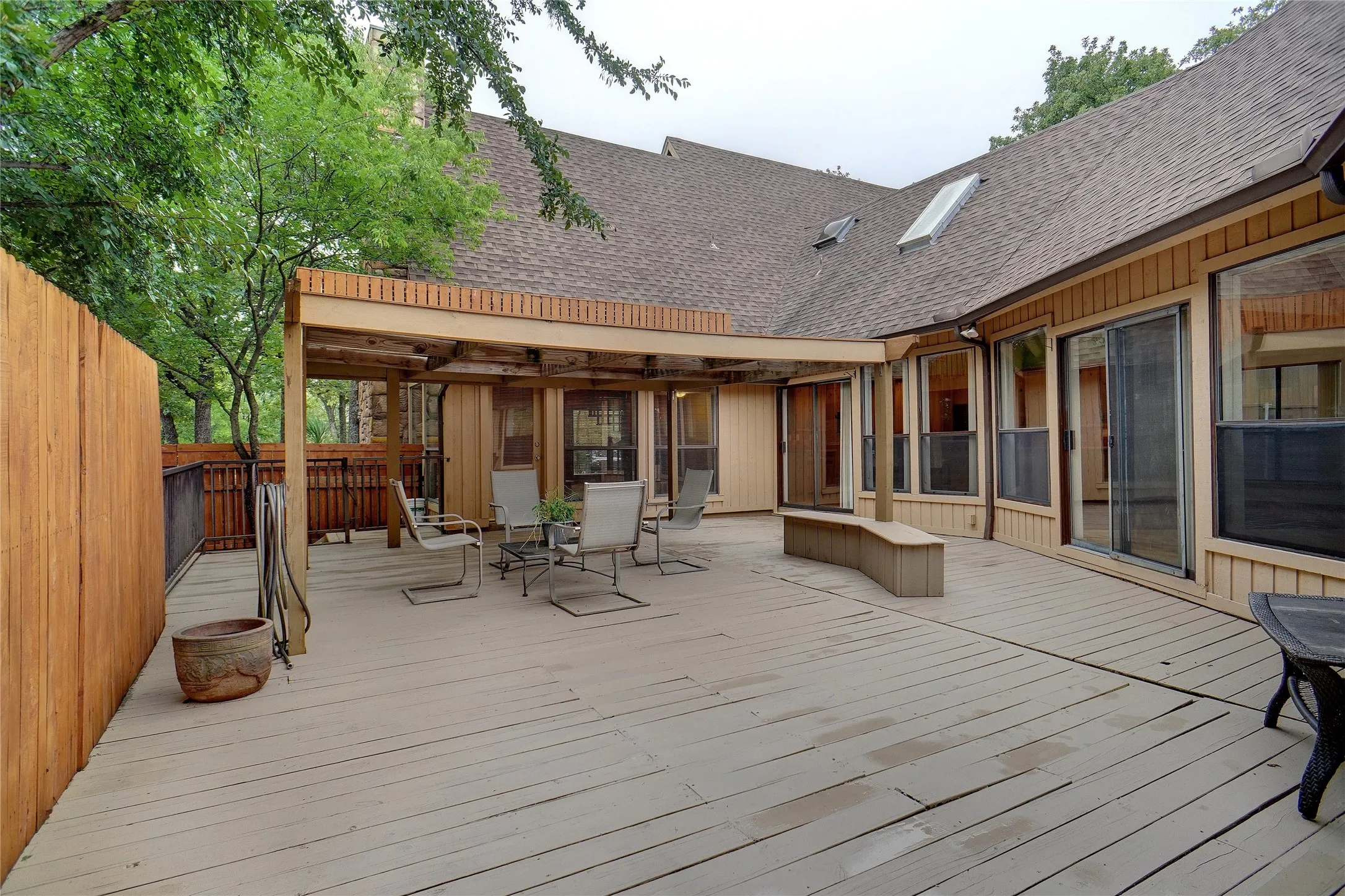 Single Family Residence For Rent in Tarrant County , 2923 Peninsula Drive, Grapevine, Texas 76051, 3 Bedroom, 2 Bathroom, Garage spaces, 3,002 Sqft, built in 1985, mls#21291843, Real Estate Agent in Grapevine, Homes For Rent in Tarrant county, Homes For Rent in Grapevine, Realtor in Grapevine Texas, Real Estate Brokerage Independent Realty Texas, Luminita Cordes Realtor