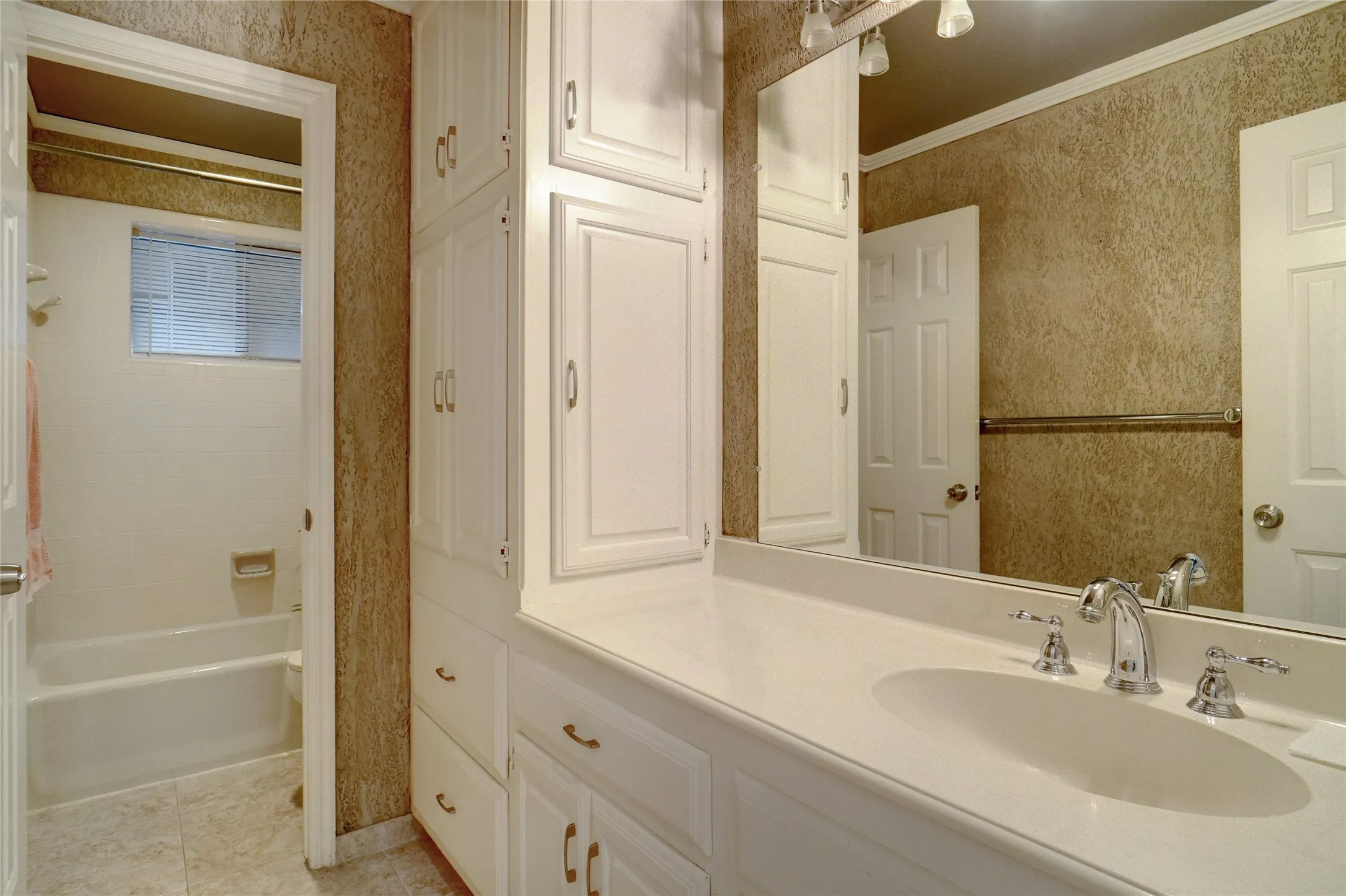 Single Family Residence For Rent in Tarrant County , 2923 Peninsula Drive, Grapevine, Texas 76051, 3 Bedroom, 2 Bathroom, Garage spaces, 3,002 Sqft, built in 1985, mls#21291843, Real Estate Agent in Grapevine, Homes For Rent in Tarrant county, Homes For Rent in Grapevine, Realtor in Grapevine Texas, Real Estate Brokerage Independent Realty Texas, Luminita Cordes Realtor