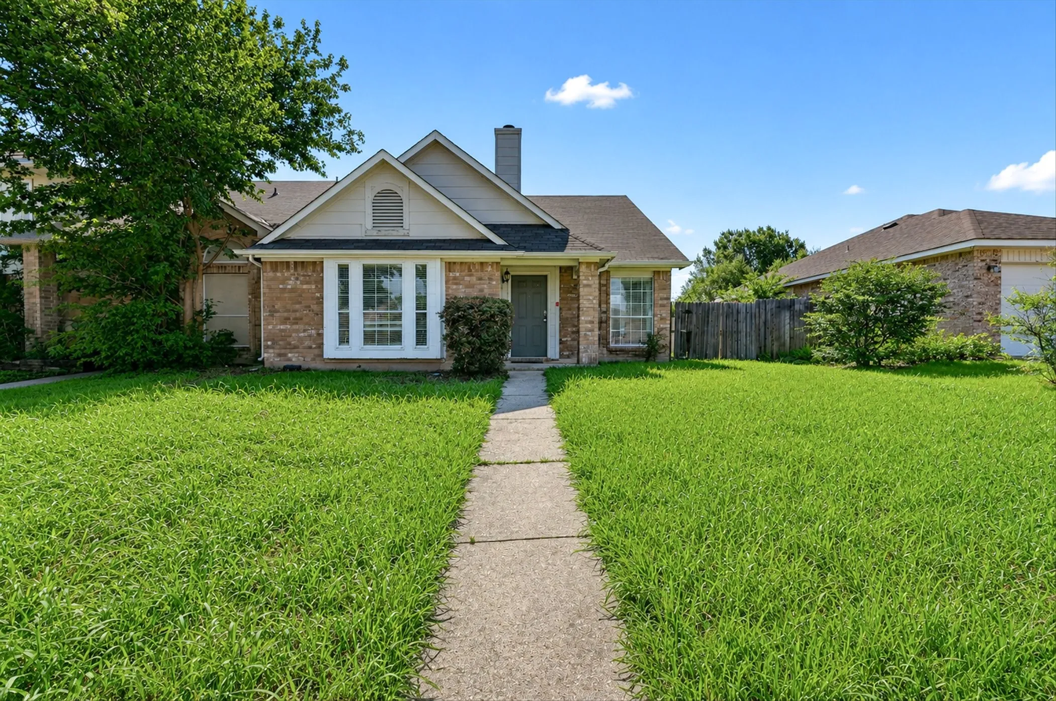 Townhouse For Sale in Tarrant County , 6611 Olivewood Drive, Arlington, Texas 76001, 3 Bedroom, 2 Bathroom, 1 Garage spaces, 1,351 Sqft, built in 1986, mls#21295863, Real Estate Agent in Arlington, Homes For Sale in Tarrant county, Homes For Sale in Arlington, Realtor in Arlington Texas, Real Estate Brokerage Independent Realty Texas, Luminita Cordes Realtor