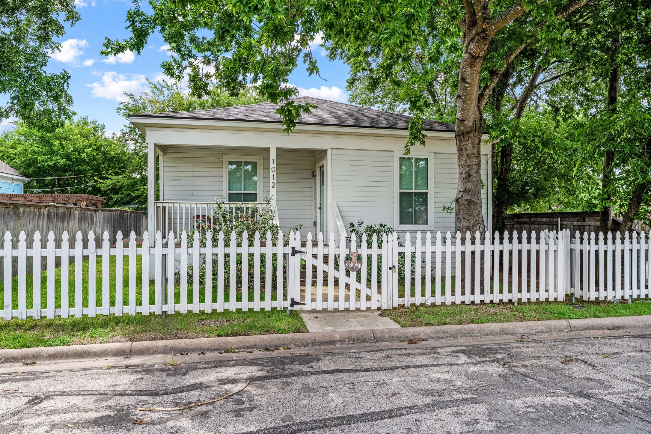 Single Family Residence For Sale in Mc Lennan County , 1012 Burnett Avenue, Waco, Texas 76706, 4 Bedroom, 2 Bathroom, Garage spaces, 1,274 Sqft, built in 1930, mls#21298504, Real Estate Agent in Waco, Homes For Sale in Mc Lennan county, Homes For Sale in Waco, Realtor in Waco Texas, Real Estate Brokerage Independent Realty Texas, Luminita Cordes Realtor