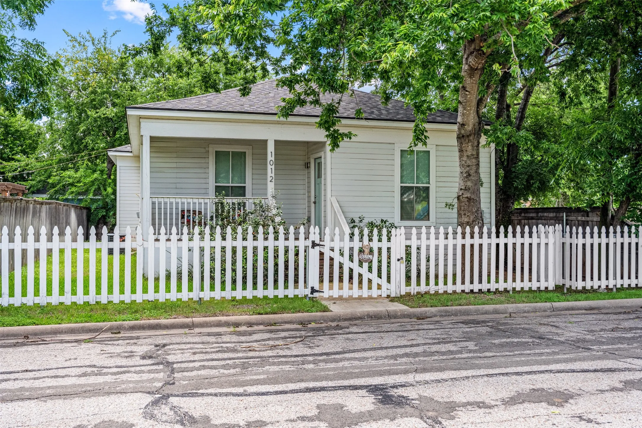 Single Family Residence For Sale in Mc Lennan County , 1012 Burnett Avenue, Waco, Texas 76706, 4 Bedroom, 2 Bathroom, Garage spaces, 1,274 Sqft, built in 1930, mls#21298504, Real Estate Agent in Waco, Homes For Sale in Mc Lennan county, Homes For Sale in Waco, Realtor in Waco Texas, Real Estate Brokerage Independent Realty Texas, Luminita Cordes Realtor
