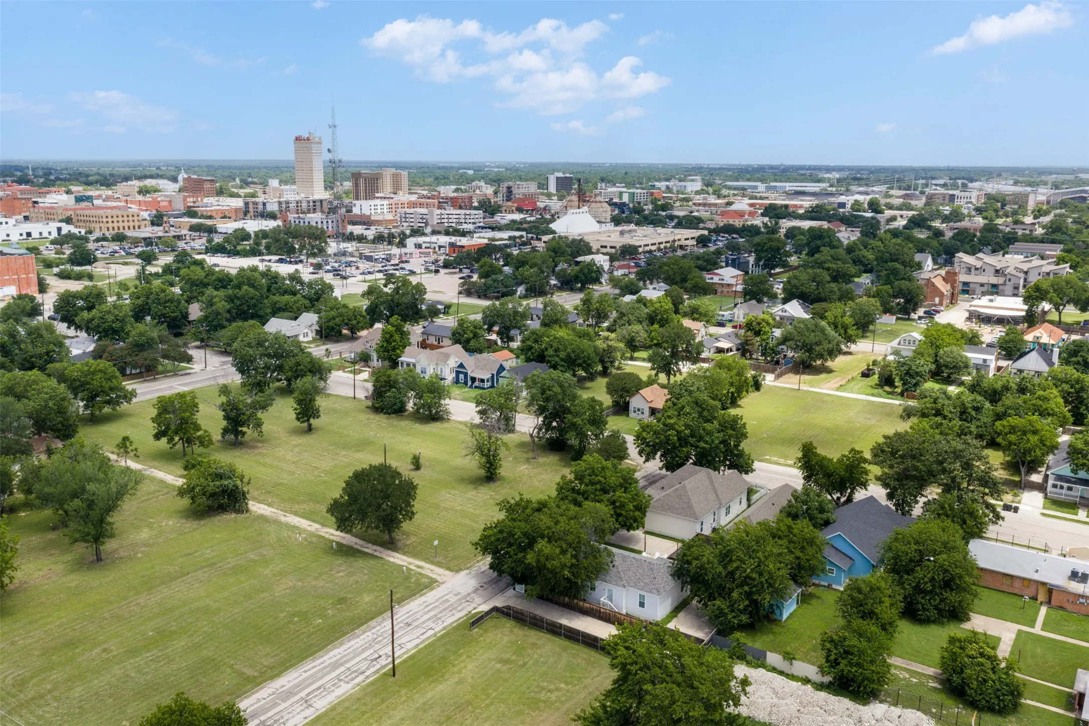 Single Family Residence For Sale in Mc Lennan County , 1012 Burnett Avenue, Waco, Texas 76706, 4 Bedroom, 2 Bathroom, Garage spaces, 1,274 Sqft, built in 1930, mls#21298504, Real Estate Agent in Waco, Homes For Sale in Mc Lennan county, Homes For Sale in Waco, Realtor in Waco Texas, Real Estate Brokerage Independent Realty Texas, Luminita Cordes Realtor