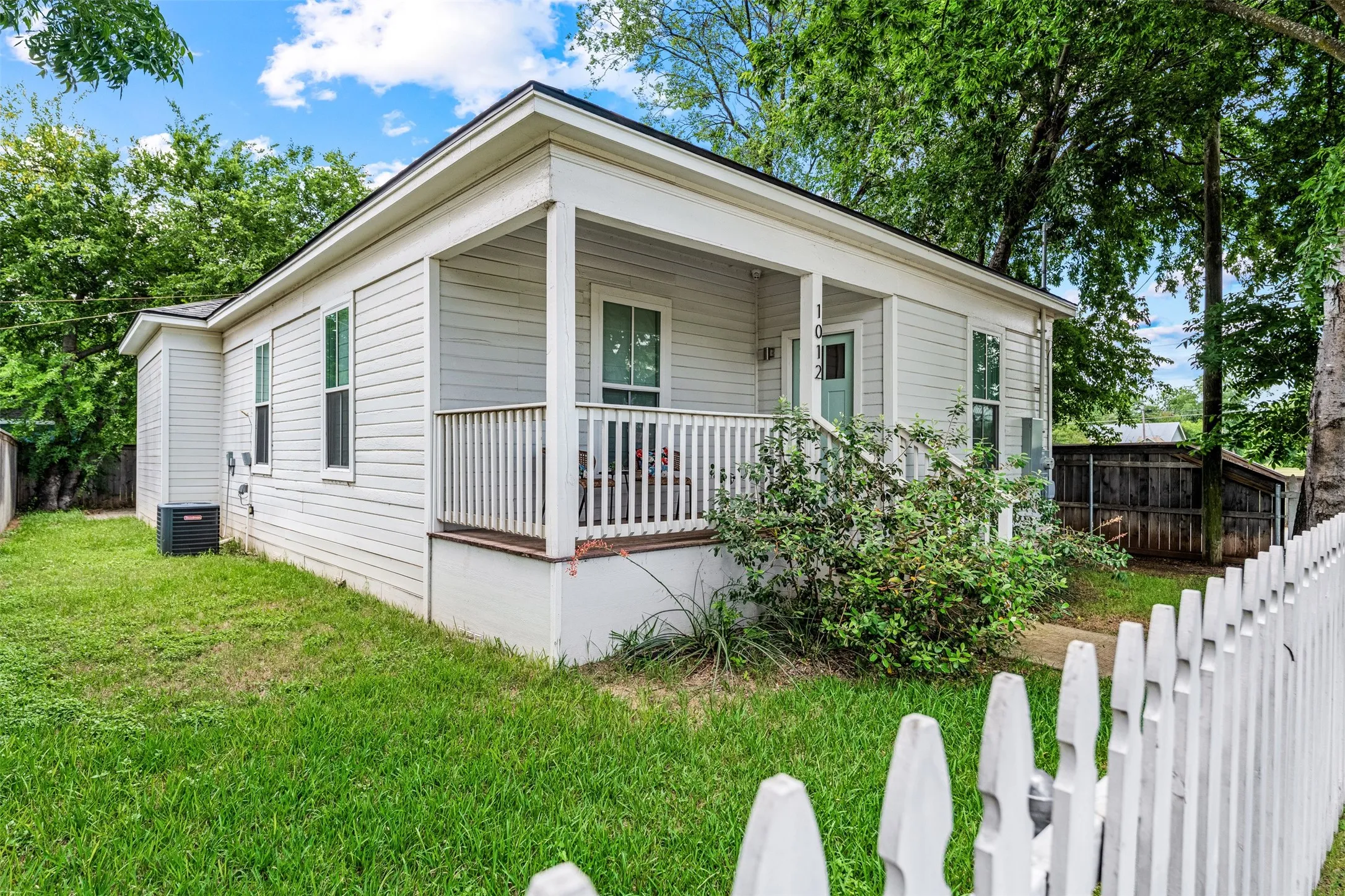 Single Family Residence For Sale in Mc Lennan County , 1012 Burnett Avenue, Waco, Texas 76706, 4 Bedroom, 2 Bathroom, Garage spaces, 1,274 Sqft, built in 1930, mls#21298504, Real Estate Agent in Waco, Homes For Sale in Mc Lennan county, Homes For Sale in Waco, Realtor in Waco Texas, Real Estate Brokerage Independent Realty Texas, Luminita Cordes Realtor