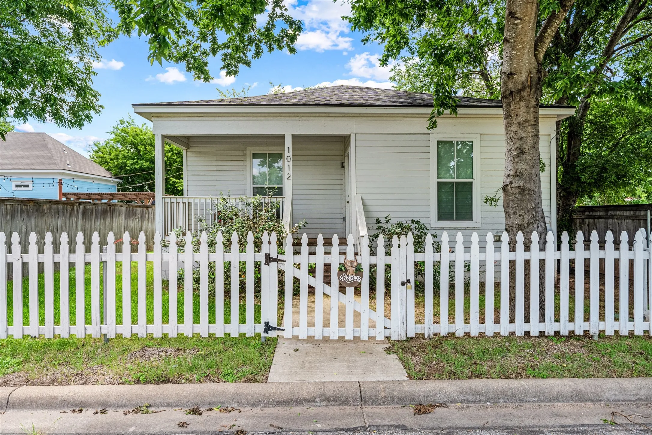 Single Family Residence For Sale in Mc Lennan County , 1012 Burnett Avenue, Waco, Texas 76706, 4 Bedroom, 2 Bathroom, Garage spaces, 1,274 Sqft, built in 1930, mls#21298504, Real Estate Agent in Waco, Homes For Sale in Mc Lennan county, Homes For Sale in Waco, Realtor in Waco Texas, Real Estate Brokerage Independent Realty Texas, Luminita Cordes Realtor