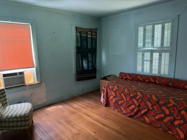 Single Family Residence For Sale in Dallas County , 319 Avenue J, Dallas, Texas 75203, 2 Bedroom, 1 Bathroom, 1 Garage spaces, 784 Sqft, built in 1940, mls#21298308, Real Estate Agent in Dallas, Homes For Sale in Dallas county, Homes For Sale in Dallas, Realtor in Dallas Texas, Real Estate Brokerage Independent Realty Texas, Luminita Cordes Realtor
