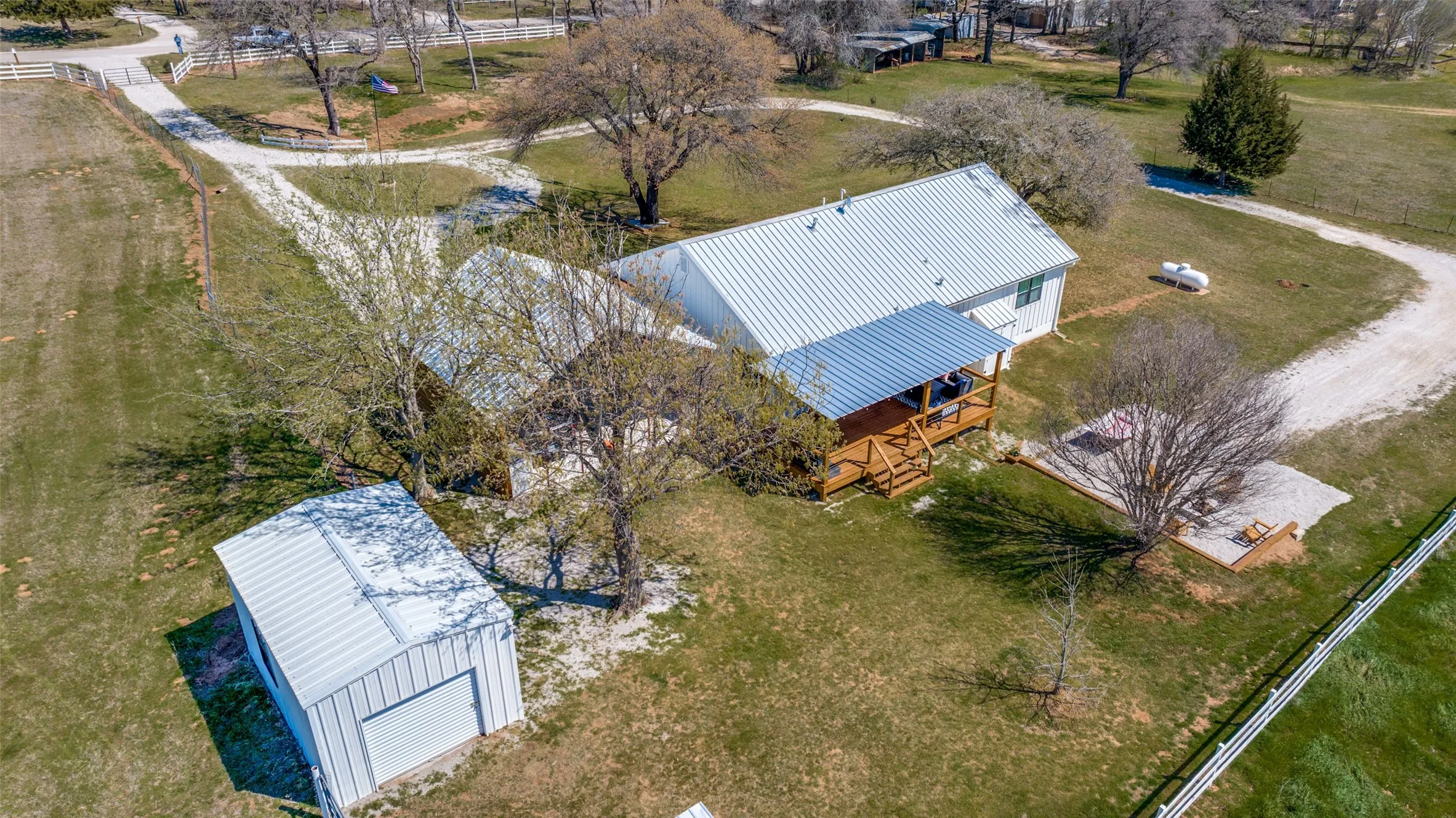 Single Family Residence For Sale in Parker County , 320 English Court, Springtown, Texas 76082, 2 Bedroom, 2 Bathroom, Garage spaces, 1,300 Sqft, built in 1991, mls#21298754, Real Estate Agent in Springtown, Homes For Sale in Parker county, Homes For Sale in Springtown, Realtor in Springtown Texas, Real Estate Brokerage Independent Realty Texas, Luminita Cordes Realtor