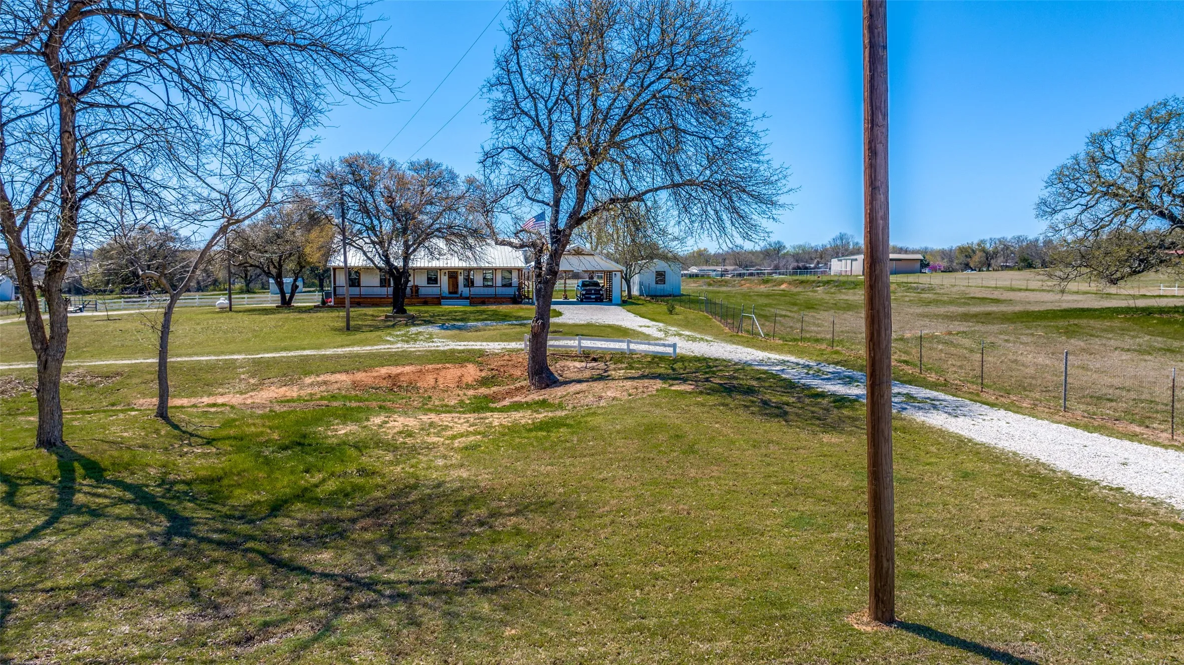 Single Family Residence For Sale in Parker County , 320 English Court, Springtown, Texas 76082, 2 Bedroom, 2 Bathroom, Garage spaces, 1,300 Sqft, built in 1991, mls#21298754, Real Estate Agent in Springtown, Homes For Sale in Parker county, Homes For Sale in Springtown, Realtor in Springtown Texas, Real Estate Brokerage Independent Realty Texas, Luminita Cordes Realtor