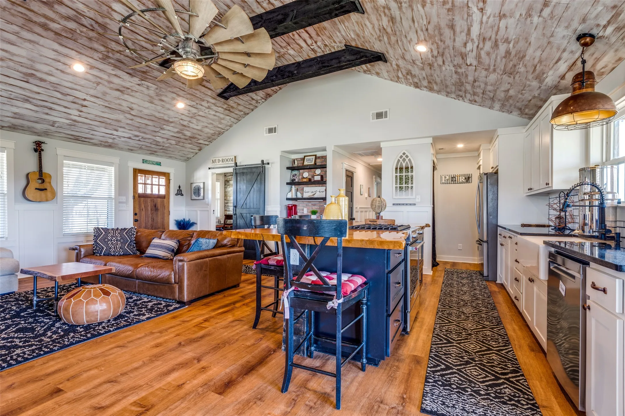 Single Family Residence For Sale in Parker County , 320 English Court, Springtown, Texas 76082, 2 Bedroom, 2 Bathroom, Garage spaces, 1,300 Sqft, built in 1991, mls#21298754, Real Estate Agent in Springtown, Homes For Sale in Parker county, Homes For Sale in Springtown, Realtor in Springtown Texas, Real Estate Brokerage Independent Realty Texas, Luminita Cordes Realtor