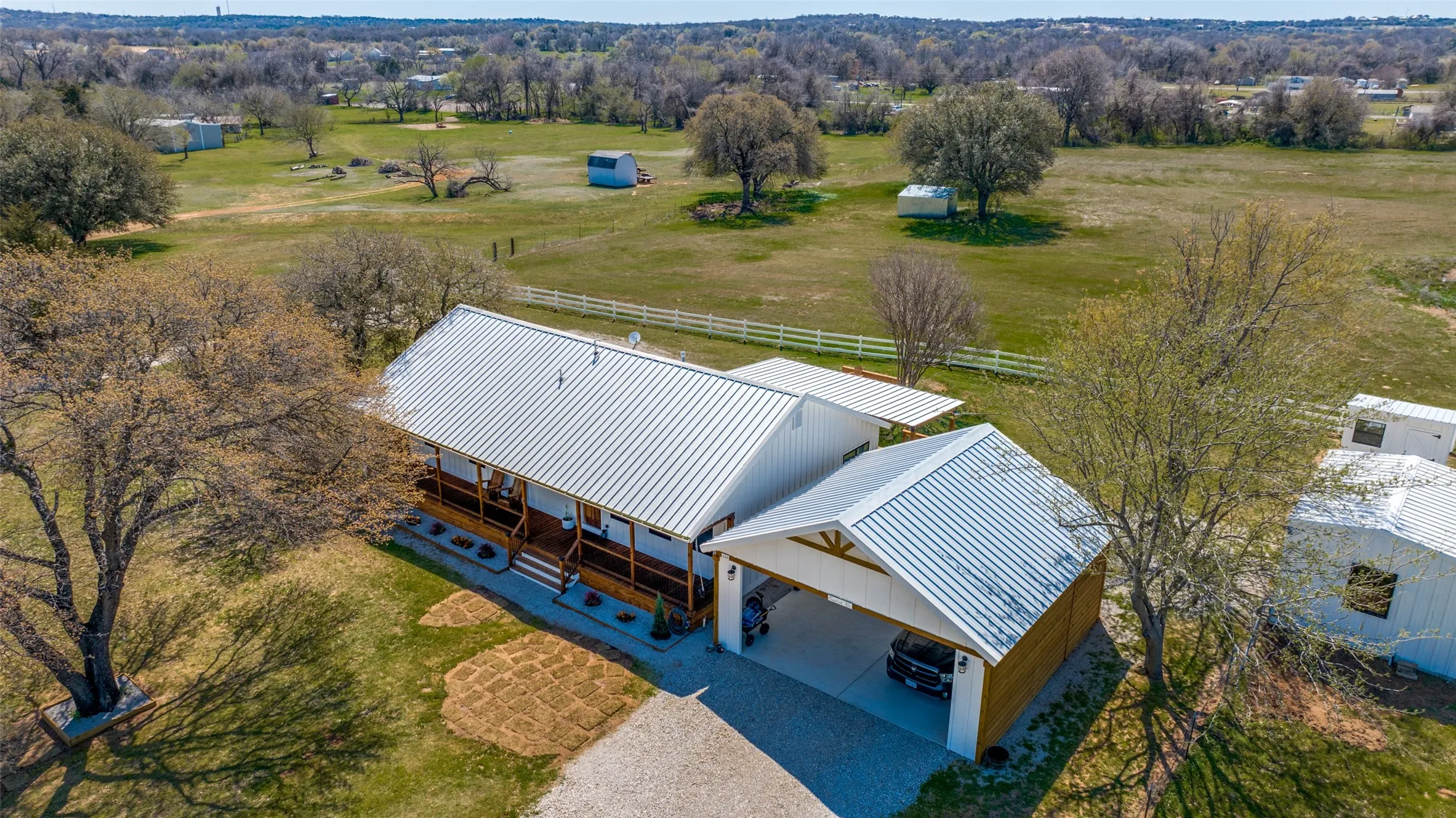 Single Family Residence For Sale in Parker County , 320 English Court, Springtown, Texas 76082, 2 Bedroom, 2 Bathroom, Garage spaces, 1,300 Sqft, built in 1991, mls#21298754, Real Estate Agent in Springtown, Homes For Sale in Parker county, Homes For Sale in Springtown, Realtor in Springtown Texas, Real Estate Brokerage Independent Realty Texas, Luminita Cordes Realtor