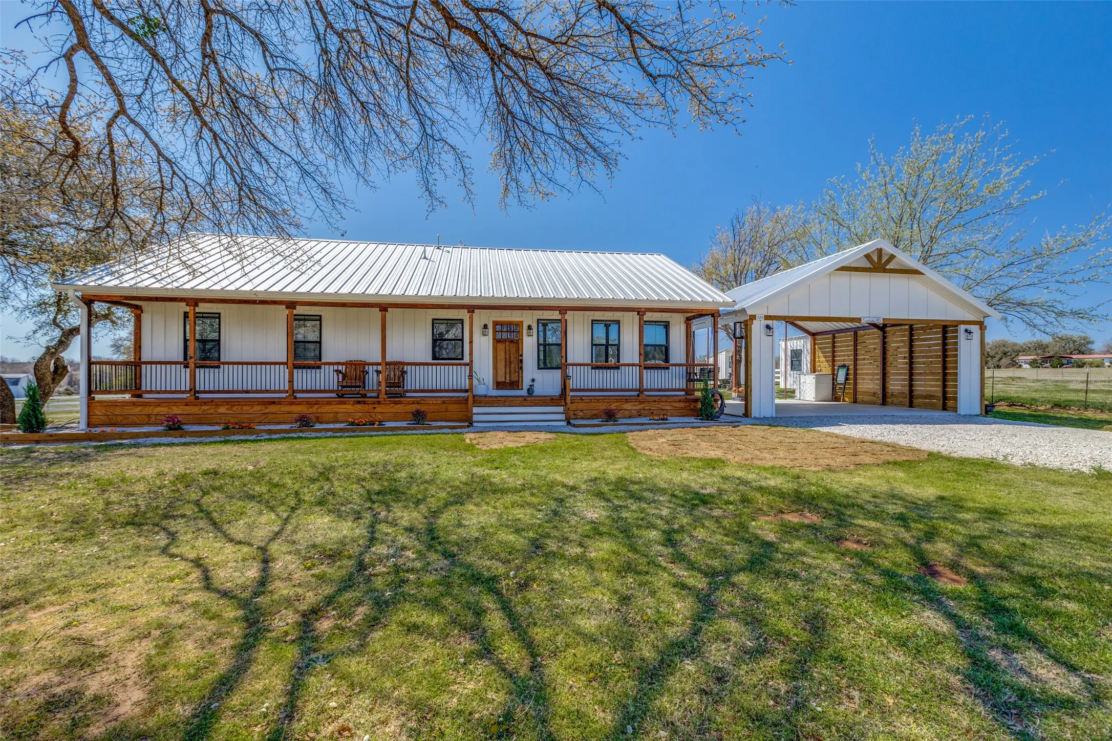 Single Family Residence For Sale in Parker County , 320 English Court, Springtown, Texas 76082, 2 Bedroom, 2 Bathroom, Garage spaces, 1,300 Sqft, built in 1991, mls#21298754, Real Estate Agent in Springtown, Homes For Sale in Parker county, Homes For Sale in Springtown, Realtor in Springtown Texas, Real Estate Brokerage Independent Realty Texas, Luminita Cordes Realtor
