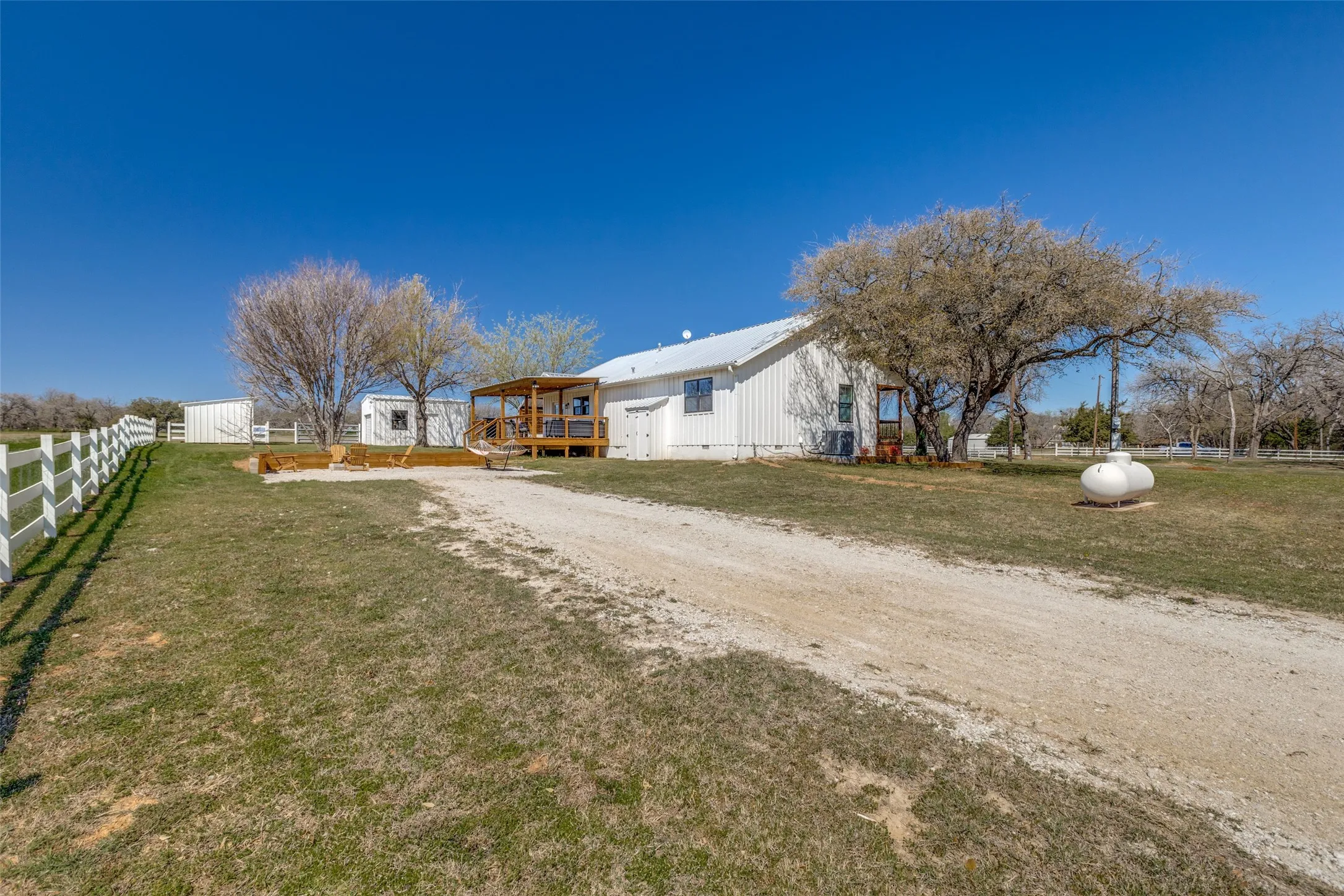 Single Family Residence For Sale in Parker County , 320 English Court, Springtown, Texas 76082, 2 Bedroom, 2 Bathroom, Garage spaces, 1,300 Sqft, built in 1991, mls#21298754, Real Estate Agent in Springtown, Homes For Sale in Parker county, Homes For Sale in Springtown, Realtor in Springtown Texas, Real Estate Brokerage Independent Realty Texas, Luminita Cordes Realtor