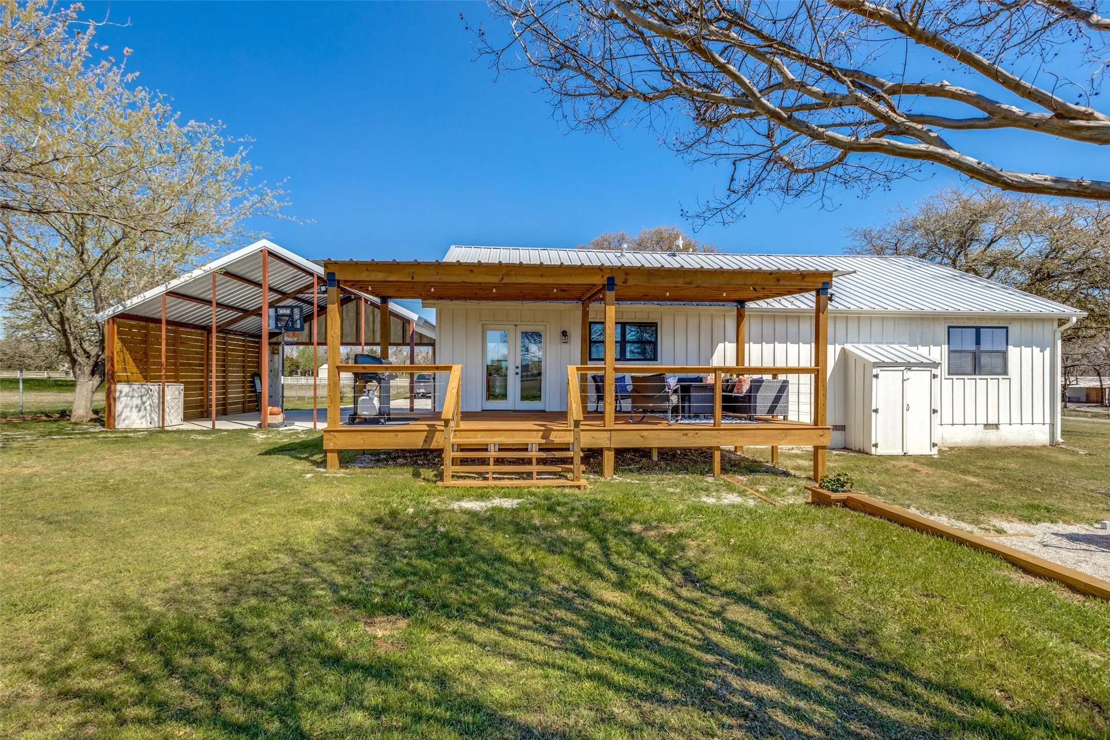 Single Family Residence For Sale in Parker County , 320 English Court, Springtown, Texas 76082, 2 Bedroom, 2 Bathroom, Garage spaces, 1,300 Sqft, built in 1991, mls#21298754, Real Estate Agent in Springtown, Homes For Sale in Parker county, Homes For Sale in Springtown, Realtor in Springtown Texas, Real Estate Brokerage Independent Realty Texas, Luminita Cordes Realtor