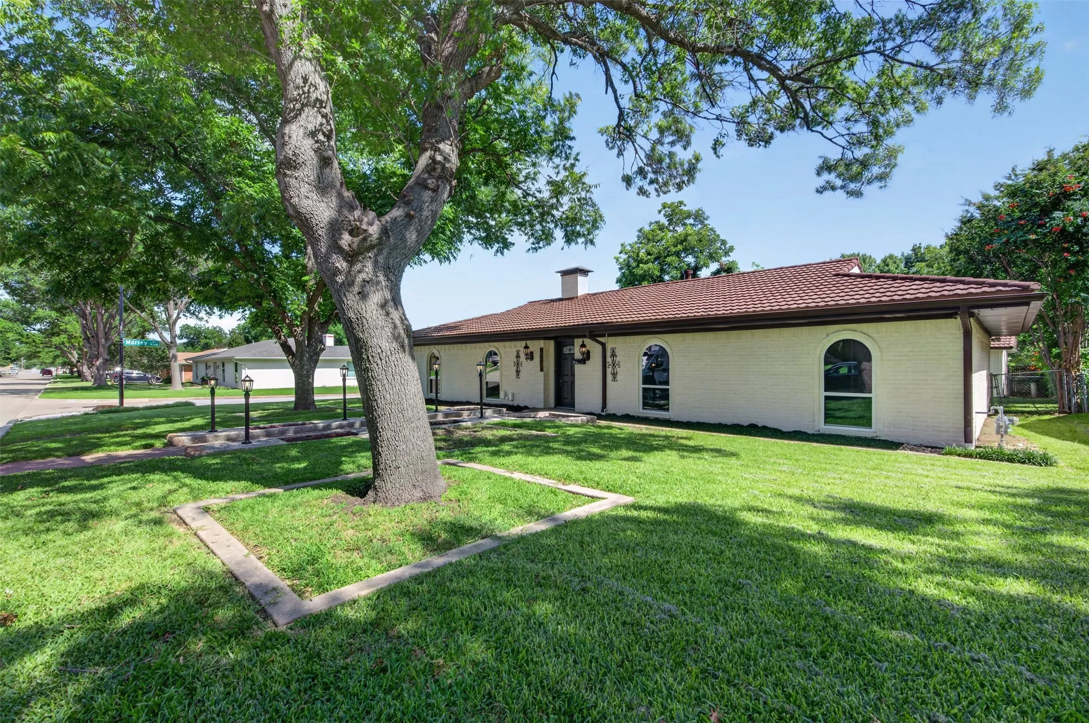 Single Family Residence For Sale in Tarrant County , 3401 Glenmont Drive, Fort Worth, Texas 76133, 4 Bedroom, 3 Bathroom, 2 Garage spaces, 2,044 Sqft, built in 1968, mls#21288687, Real Estate Agent in Fort Worth, Homes For Sale in Tarrant county, Homes For Sale in Fort Worth, Realtor in Fort Worth Texas, Real Estate Brokerage Independent Realty Texas, Luminita Cordes Realtor